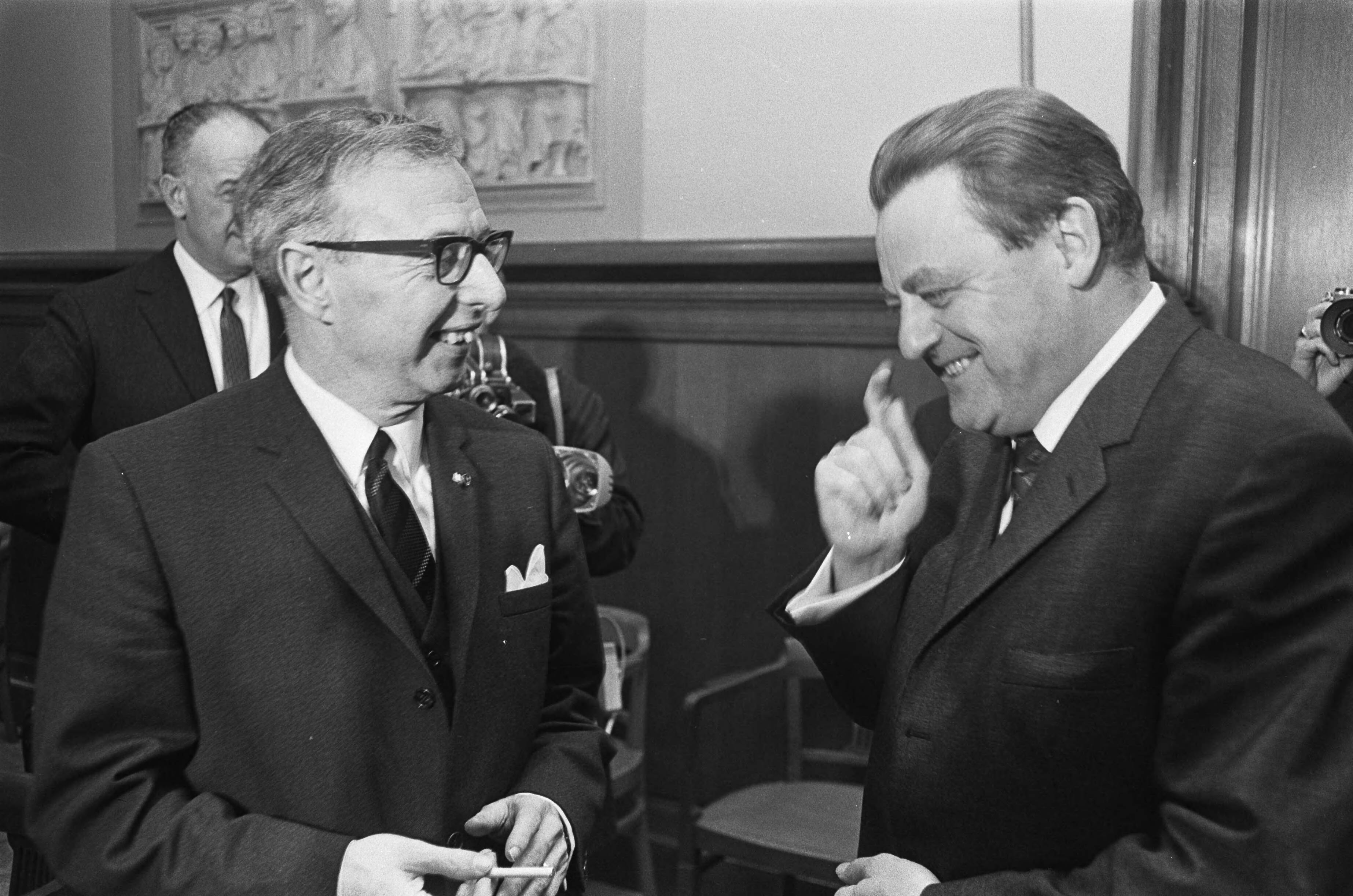 Fotocollectie Anefo — Ministers van Financien van EEG bijeen in Vredespaleis te Den Haag , Premier Zijlstra en Minister Strauss (Dld) — Foto: Koch, Eric / Anefo. Licentie: Set B: Rechtenvrij / Publiek Domein. Bron: Nationaal Archief. http://hdl.handle.net/10648/ab0c78d6-d0b4-102d-bcf8-003048976d84