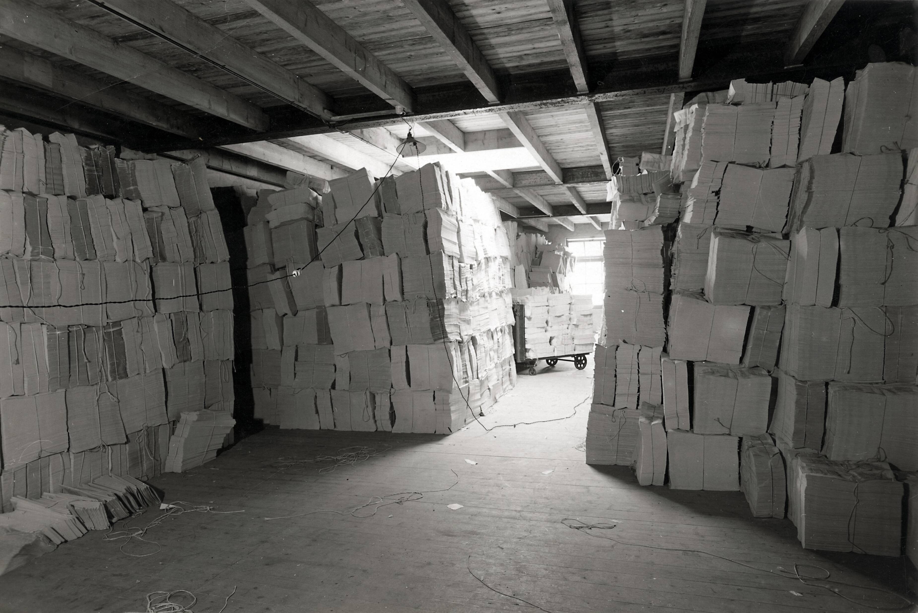 Collectie nader te bepalen — [Serie Bedrijfsvoering Spaarnestad] [stapels tijdschriften in expeditieruimte] — Foto: Fotograaf Onbekend / Fotobureau onbekend / Spaarnestad Photo (05887). Licentie: Set B: Rechtenvrij / Publiek Domein. Bron: Nationaal Archief. http://hdl.handle.net/10648/35429da6-42bb-a382-e063-6df0900a6686