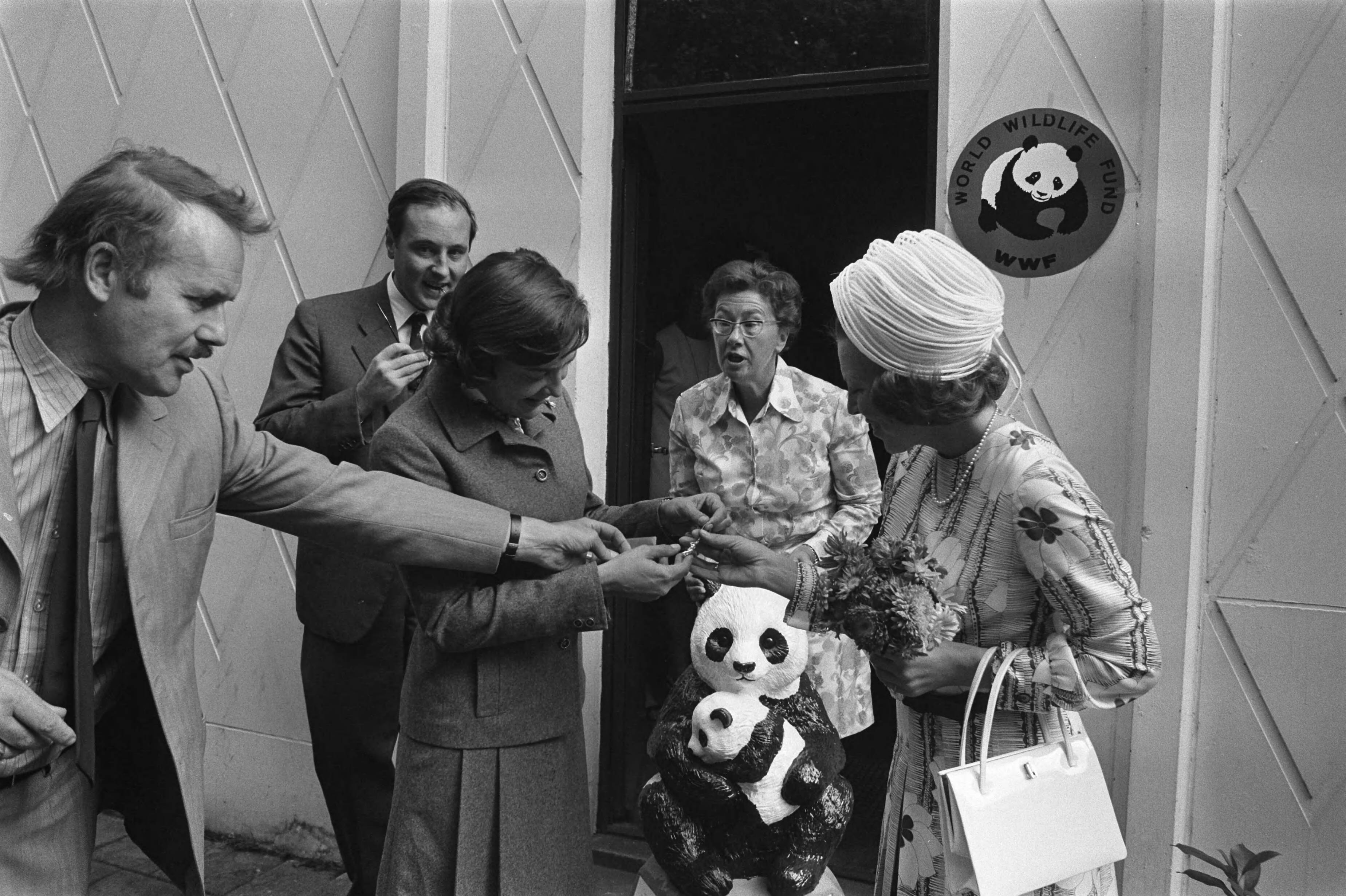 Fotocollectie Anefo — Prinses Beatrix koopt zilveren aap t.b.v. World Wild Life Fund Zeist — Foto: Verhoeff, Bert / Anefo. Licentie: Set B: Rechtenvrij / Publiek Domein. Bron: Nationaal Archief. http://hdl.handle.net/10648/abceee52-d0b4-102d-bcf8-003048976d84