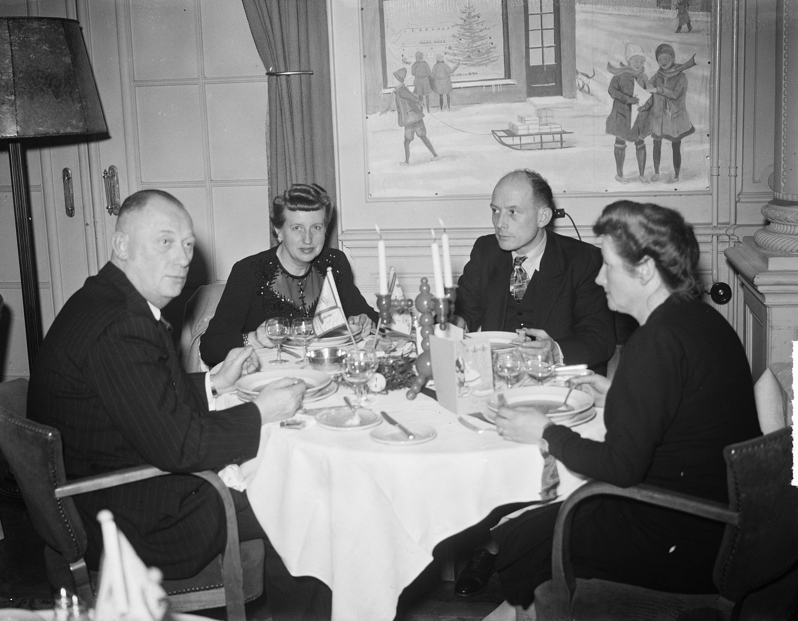 Fotocollectie Anefo — Groepjes in Pays Bas Utrecht. Diner @ — Foto: Averink, […] / Anefo. Licentie: Set B: Rechtenvrij / Publiek Domein. Bron: Nationaal Archief. http://hdl.handle.net/10648/a8c1afce-d0b4-102d-bcf8-003048976d84