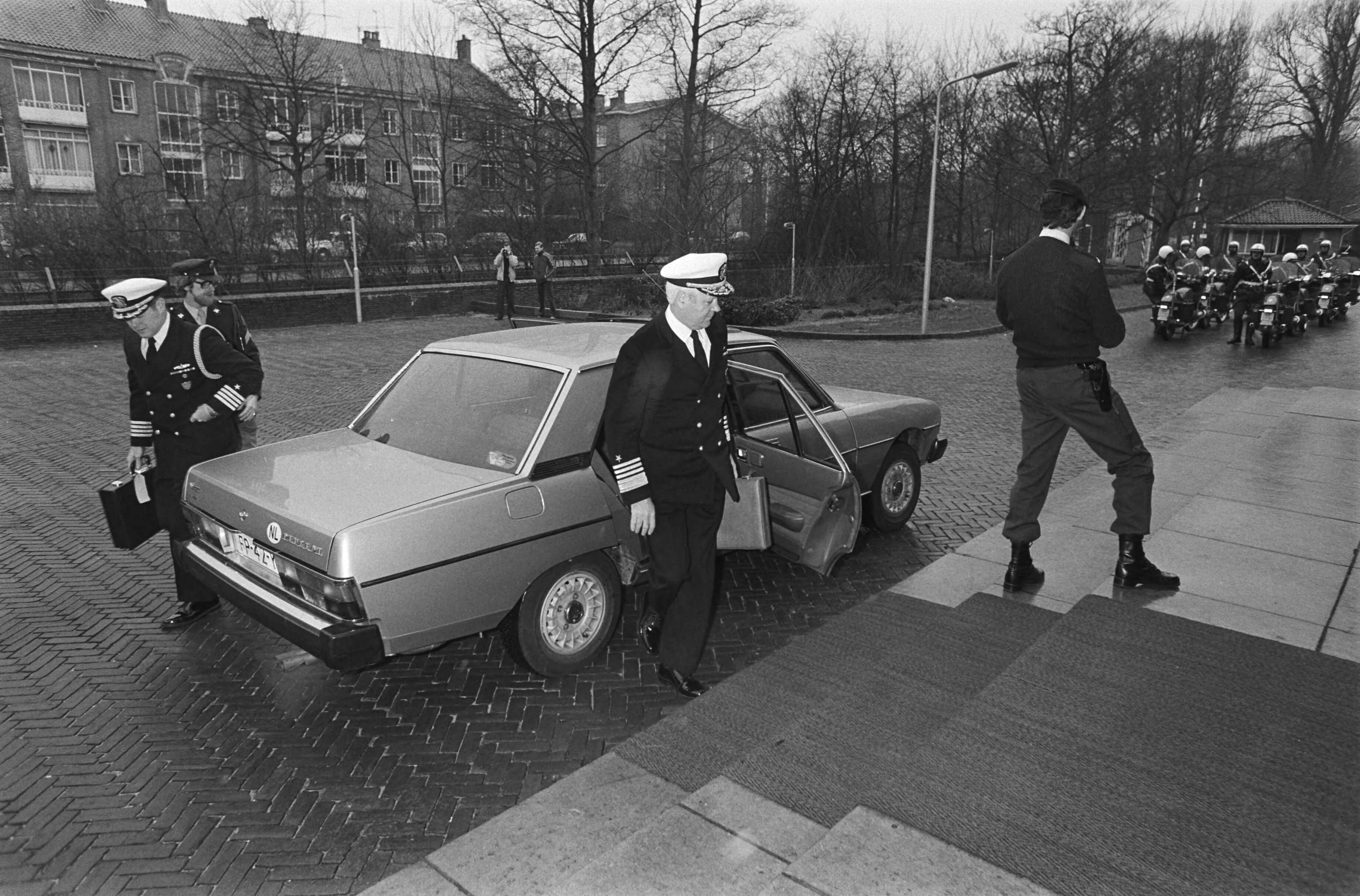 Fotocollectie Anefo — Gesprek Nederlandse regering en 3 Navo-opperbevelhebbers Julianakazerne in Den Haag , 11 Amerikaanse Admiraal Train bij aankomst — Foto: Croes, Rob C. / Anefo. Licentie: Set B: Rechtenvrij / Publiek Domein. Bron: Nationaal Archief. http://hdl.handle.net/10648/acf68740-d0b4-102d-bcf8-003048976d84