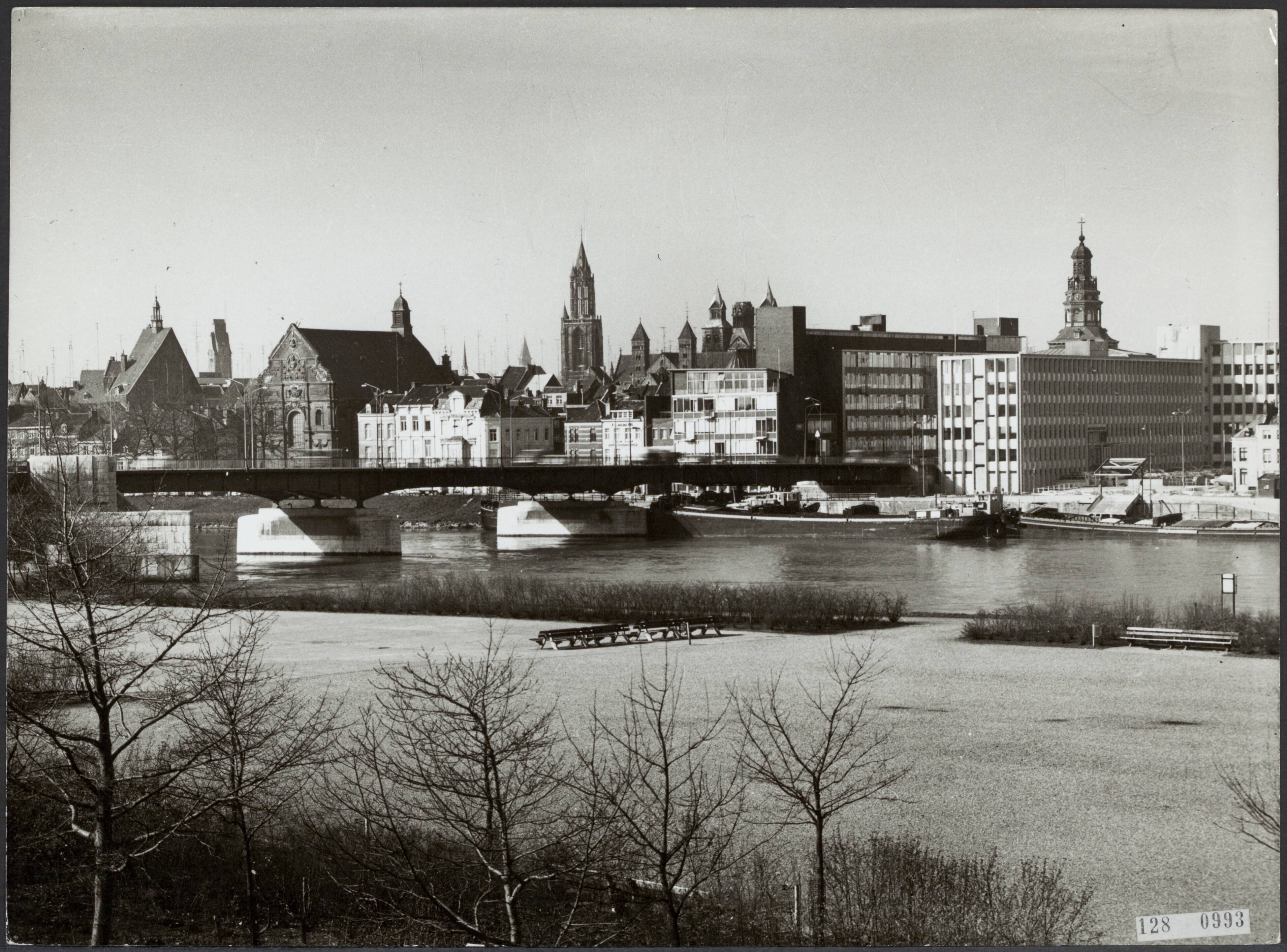 Winterlandschappen [RVD] — Maastricht [Gezicht vanaf de oostelijke oever van de Maas op de binnenstad met de Wilhelminabrug, St. Servaas en de St. Janskerk met links de vm. Augustijnerkerk] — Foto: Lahaye, Frans. Licentie: Set B: Rechtenvrij / Publiek Domein. Bron: Nationaal Archief. http://hdl.handle.net/10648/af446f58-d0b4-102d-bcf8-003048976d84