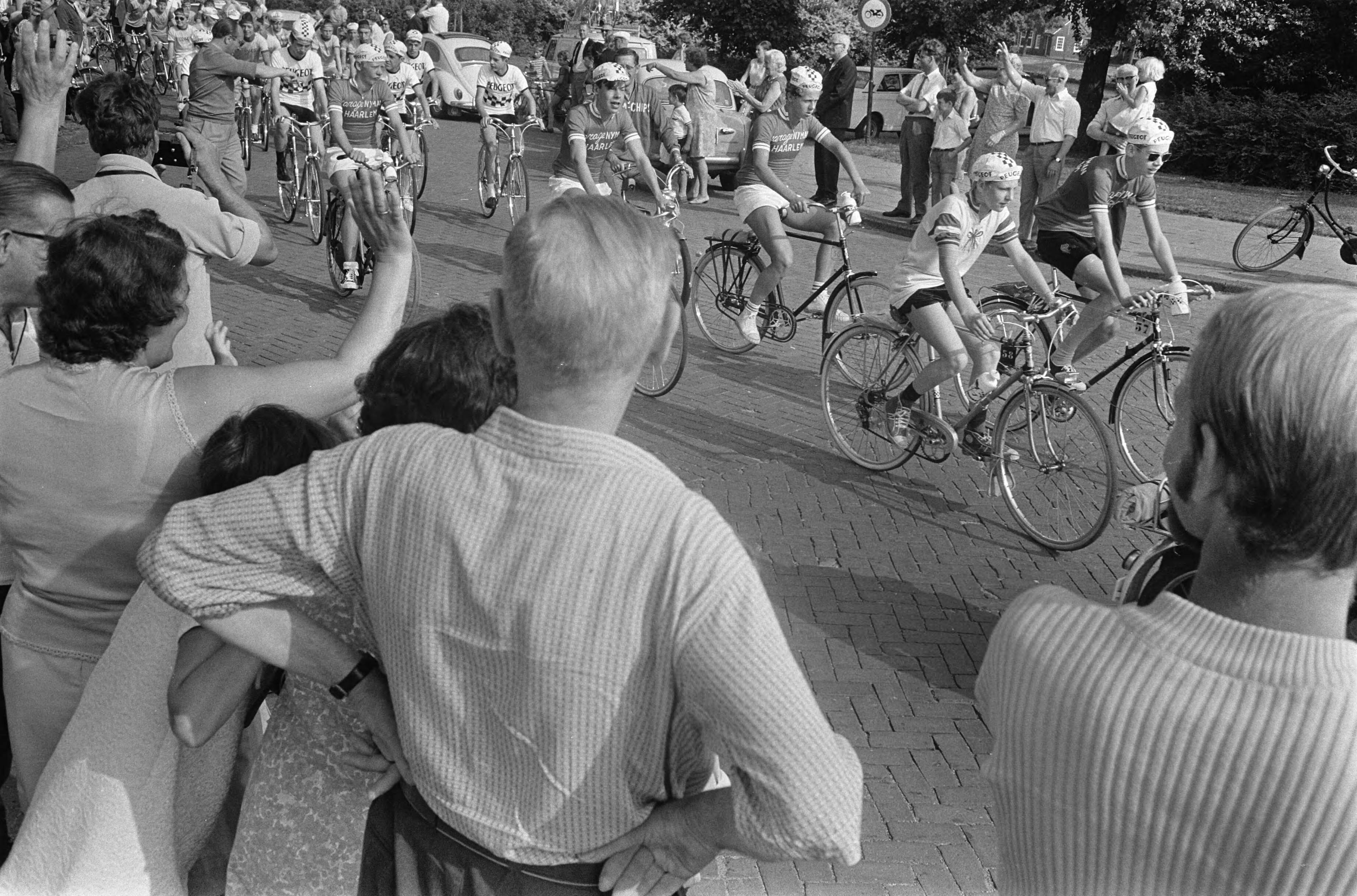 Muggenronde (wielrennen voor kinderen) in Haarlem gestart — De wielrennertjes vertrekken — Foto: Fotograaf Onbekend / Anefo. Licentie: Set B: Rechtenvrij / Publiek Domein. Bron: Nationaal Archief. http://hdl.handle.net/10648/ab749bd2-d0b4-102d-bcf8-003048976d84