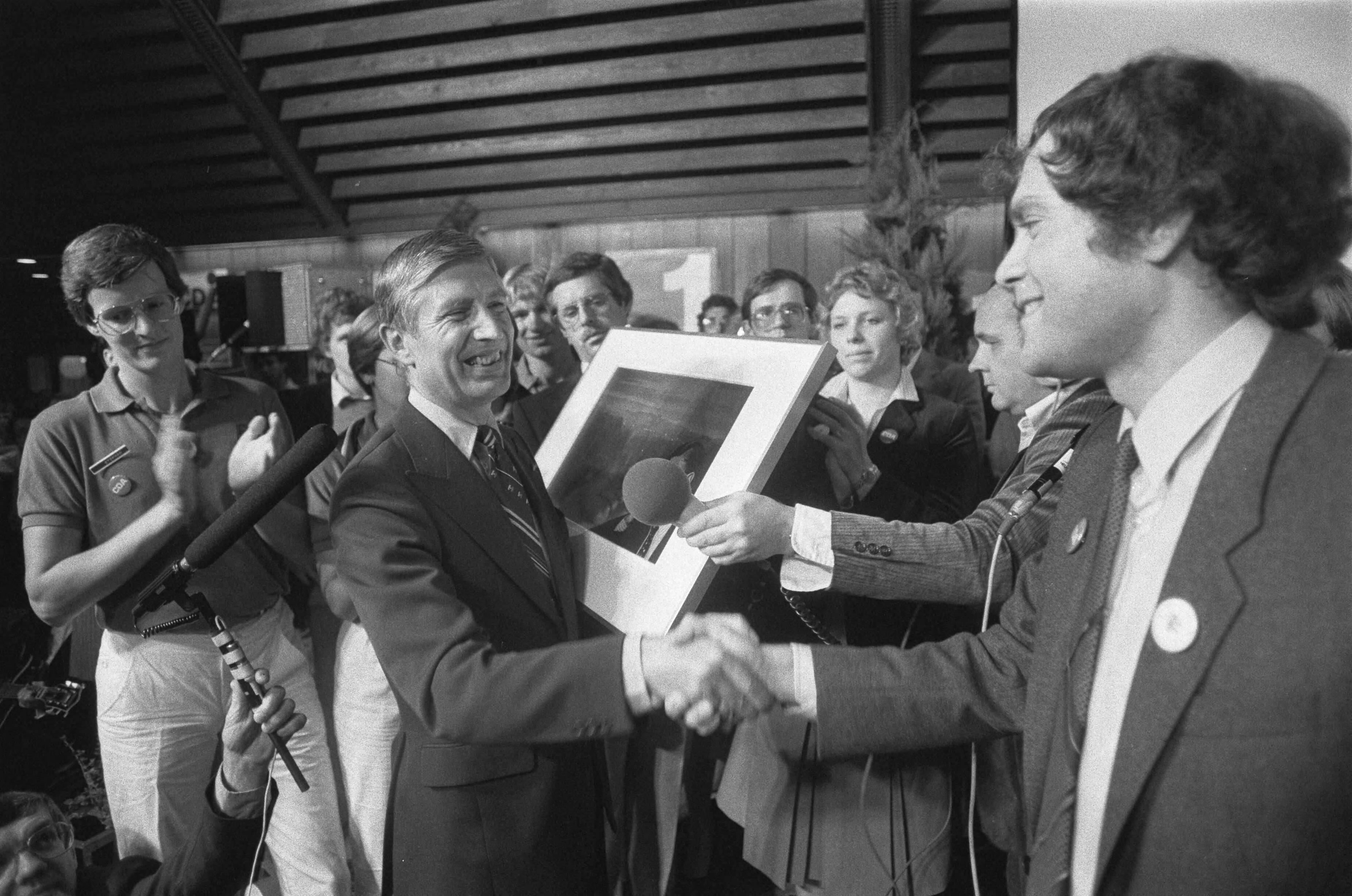 Fotocollectie Anefo — CDA-verkiezingscampagne in Gemeenschapshuis Den Domp in Haaren met o.a. uitreikingTyl Uylenspiegelprijs aan Van Agt door jongeren CVP — Foto: Croes, Rob C. / Anefo. Licentie: Set B: Rechtenvrij / Publiek Domein. Bron: Nationaal Archief. http://hdl.handle.net/10648/ad1d483a-d0b4-102d-bcf8-003048976d84