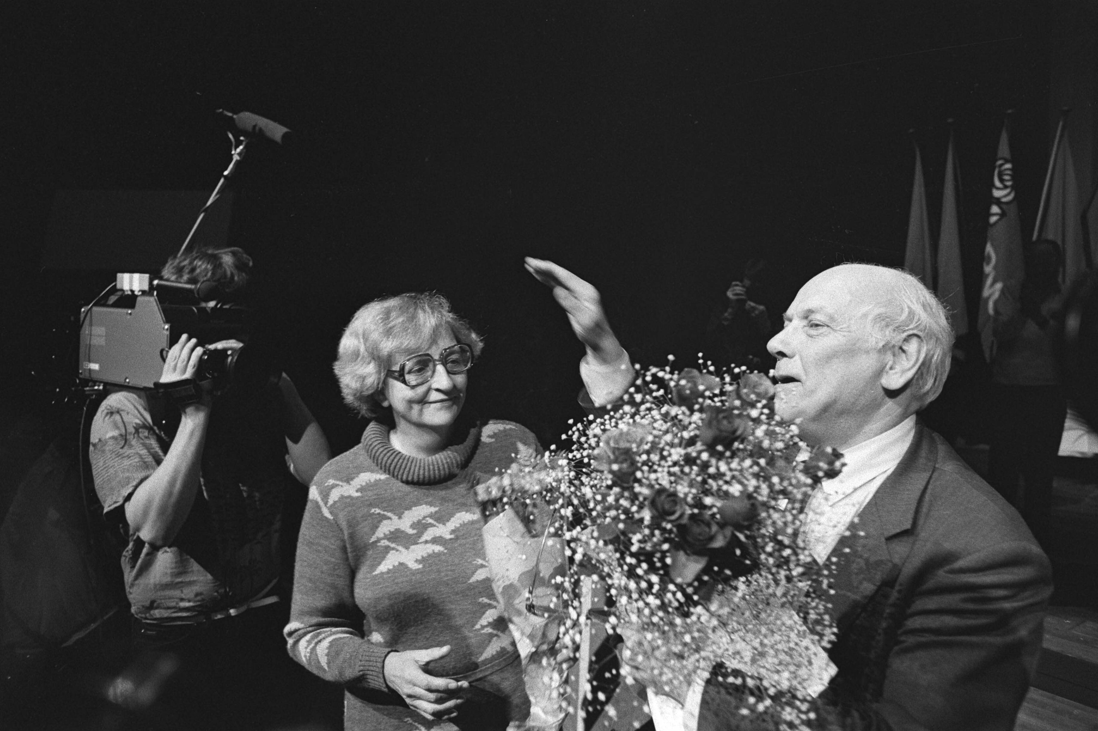 PvdA-congres in Den Haag besloten — Den Uyl met vrouw en bloemen tijdens de ovatie — Foto: Croes, Rob C. / Anefo. Licentie: Set B: Rechtenvrij / Publiek Domein. Bron: Nationaal Archief. http://hdl.handle.net/10648/ad0721cc-d0b4-102d-bcf8-003048976d84