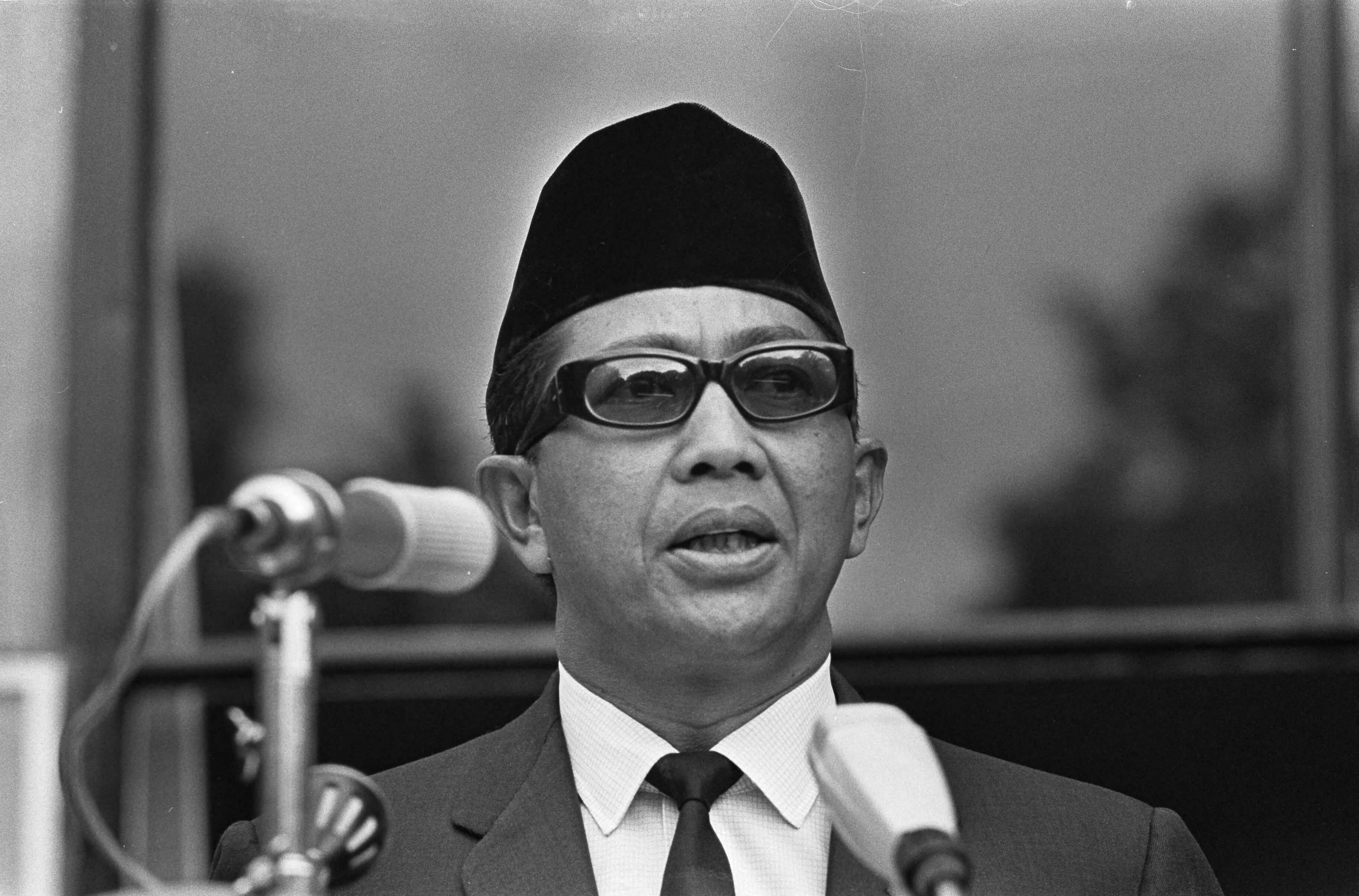 Fotocollectie Anefo — Herdenking Onafhankelijkheidsdag Indonesië bij Indonesische ambassade te Den Haag, ambassadeur Soedjarwo Tjondronegoro tijdens toespraak — Foto: Koch, Eric / Anefo. Licentie: Set B: Rechtenvrij / Publiek Domein. Bron: Nationaal Archief. http://hdl.handle.net/10648/aabb7d82-d0b4-102d-bcf8-003048976d84