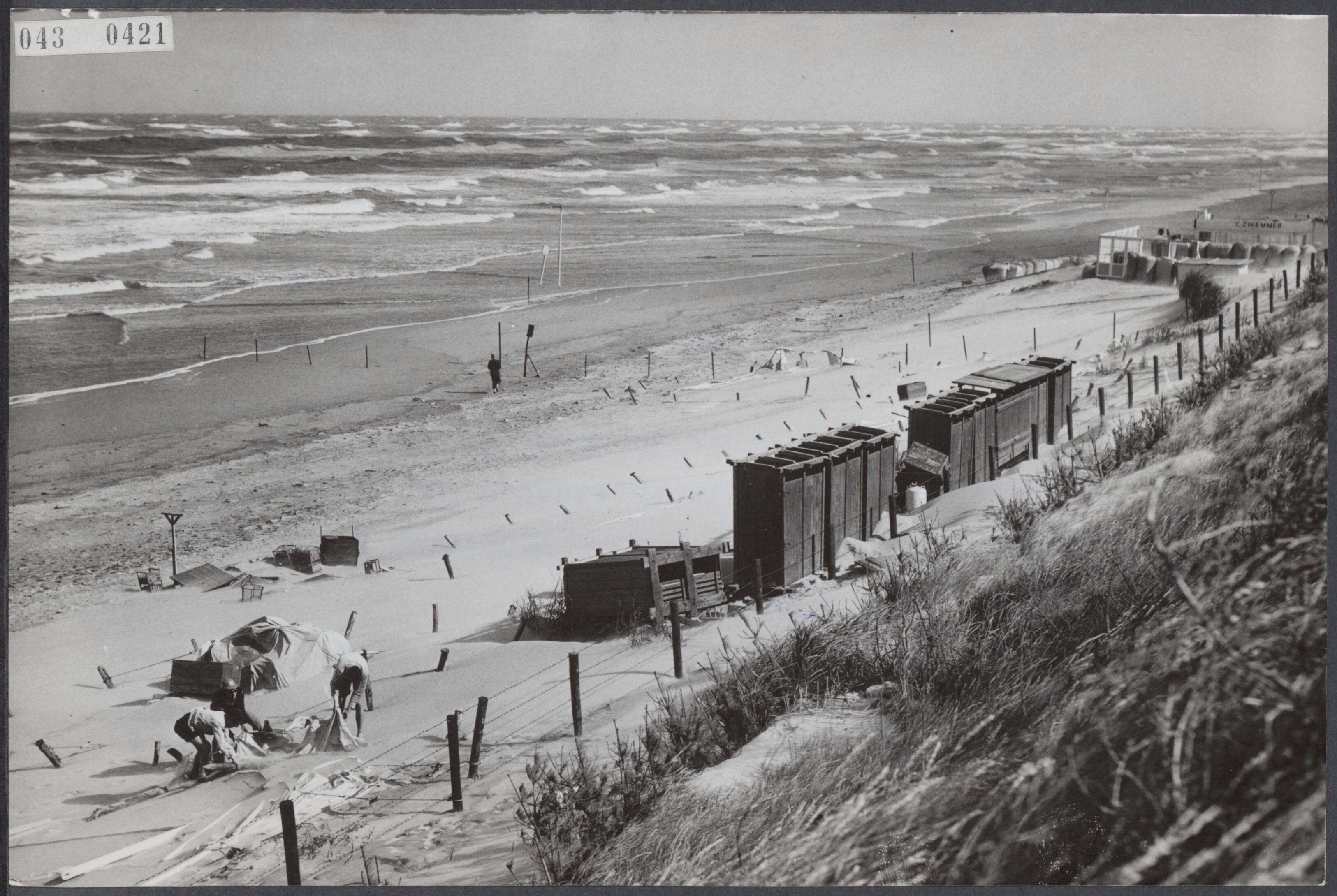 Fotocollectie Elsevier Binnenland — Na de storm bleek het jeugdkamp op het strand aan de Zuidboulevard te Zandvoort volkomen verwoest.er — Foto: Fotograaf Onbekend / Anefo. Licentie: Set B: Rechtenvrij / Publiek Domein. Bron: Nationaal Archief. http://hdl.handle.net/10648/adf8f0b0-d0b4-102d-bcf8-003048976d84