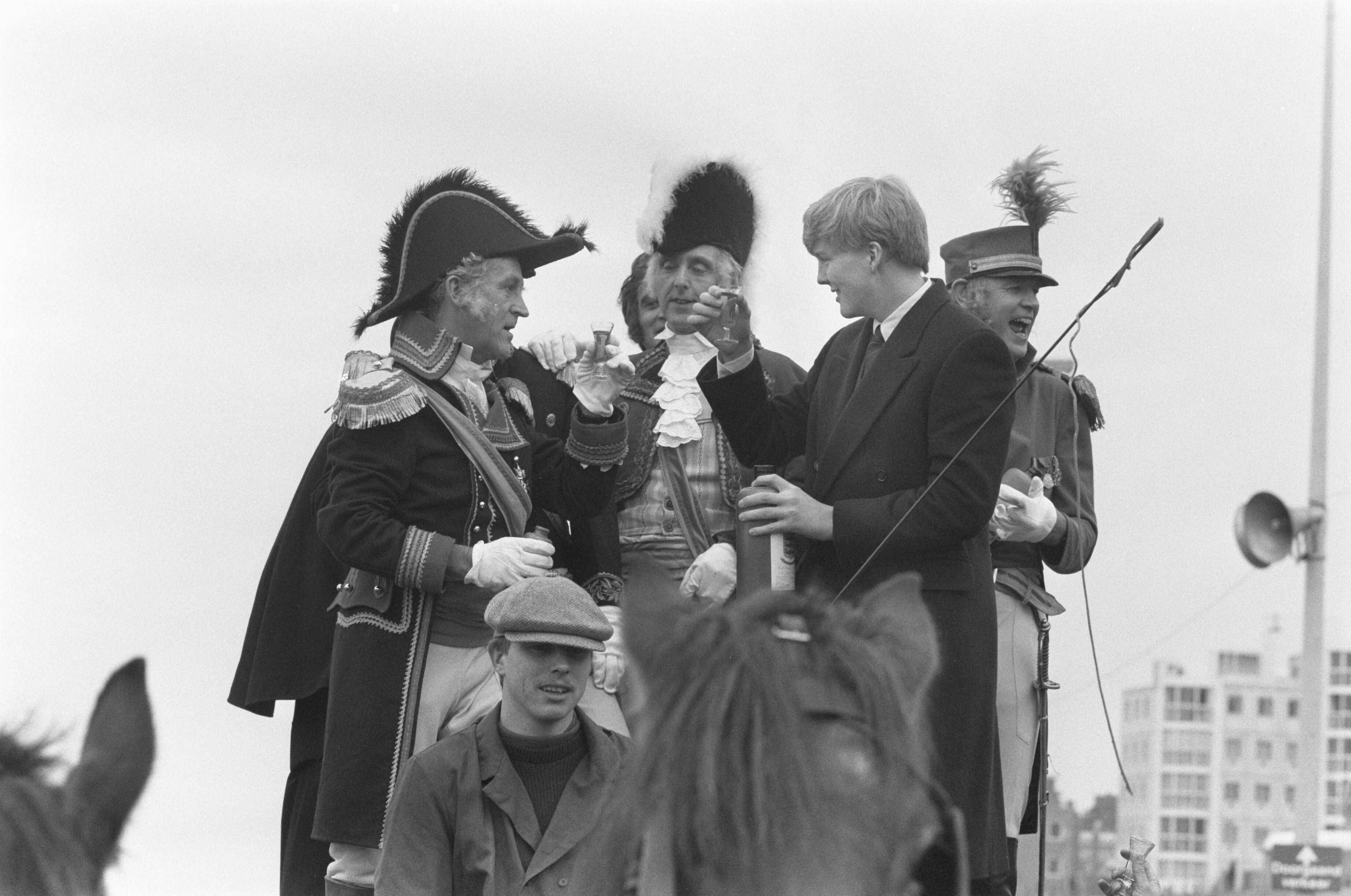 Fotocollectie Anefo — Prins van Oranje (Willem-Alexander) toost met Willem Frederik van Oranje tijdens nabootsing landing op 30 november 1813 in Scheveningen — Foto: Bogaerts, Rob / Anefo. Licentie: Set B: Rechtenvrij / Publiek Domein. Bron: Nationaal Archief. http://hdl.handle.net/10648/ad6eef50-d0b4-102d-bcf8-003048976d84