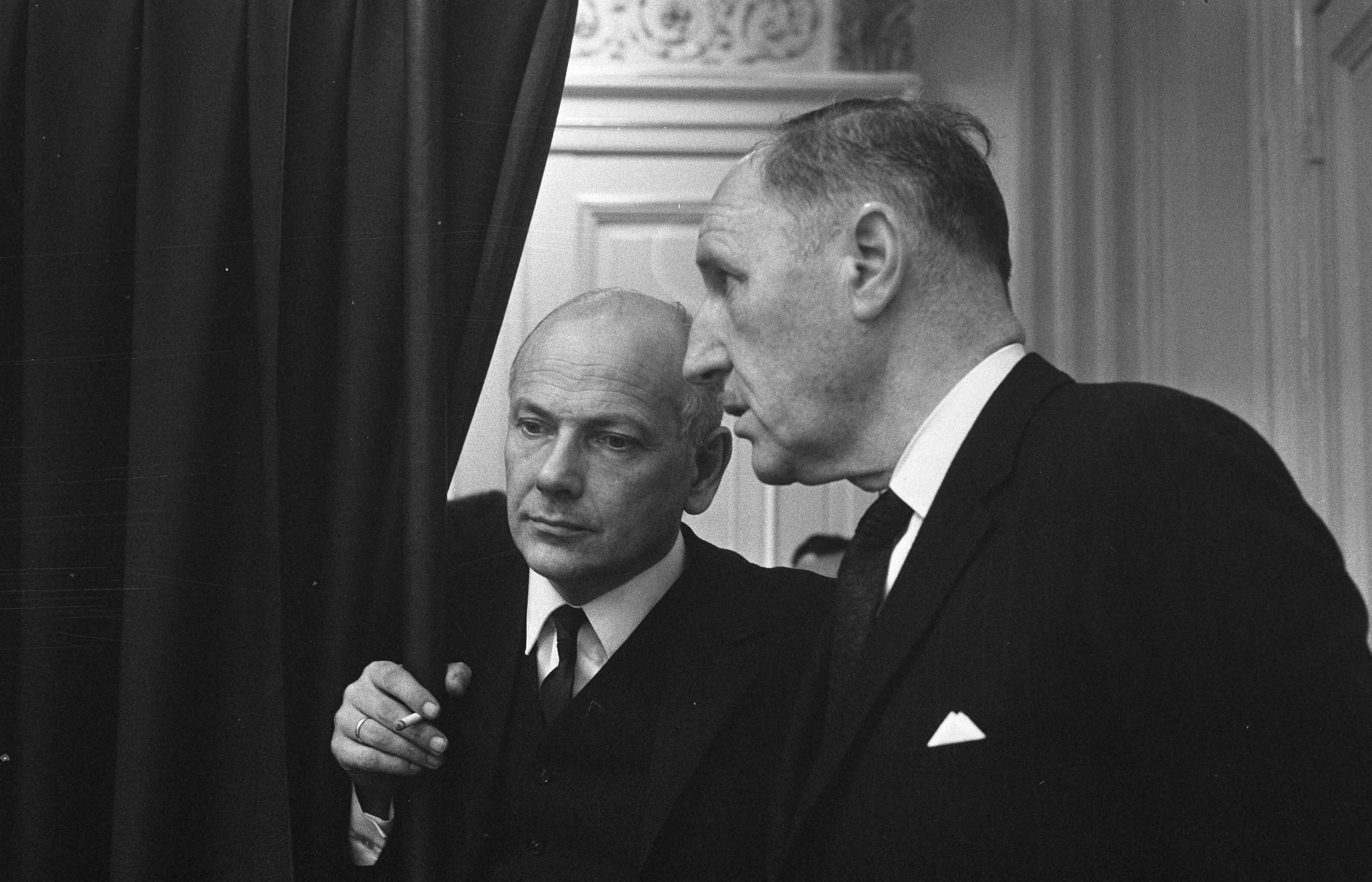 Fotocollectie Anefo — Tweede Kamer Algemene Beschouwingen. Minister Luns en Den Uyl — Foto: Koch, Eric / Anefo. Licentie: Set B: Rechtenvrij / Publiek Domein. Bron: Nationaal Archief. http://hdl.handle.net/10648/ab7d2784-d0b4-102d-bcf8-003048976d84