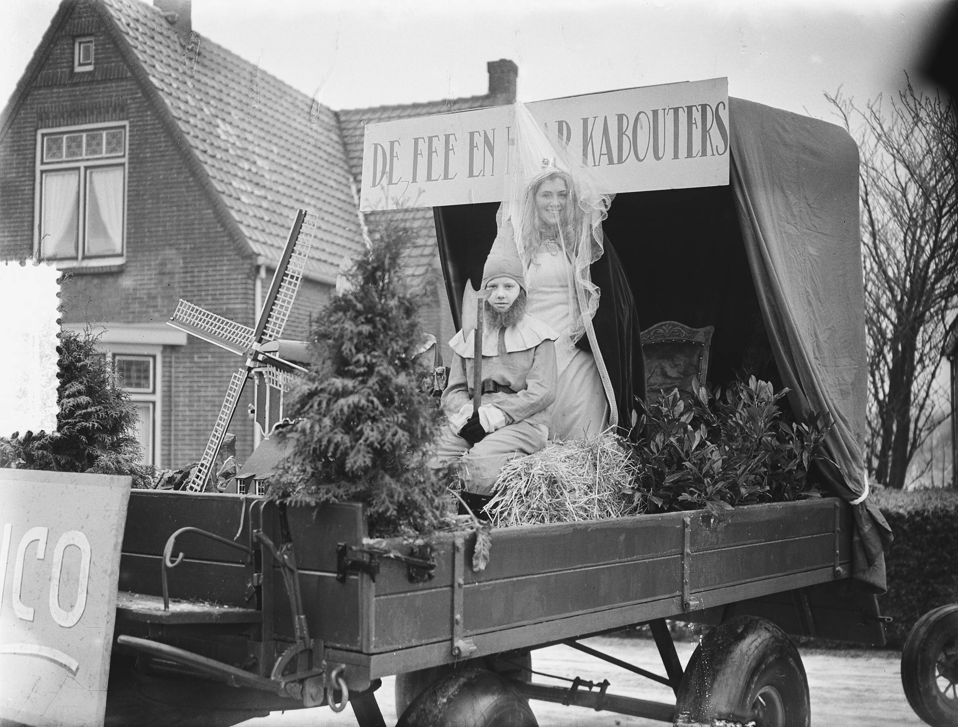 Bietenkoningin Hazerswoude — Foto: Bilsen, Joop van / Anefo. — Licentie: Set B: Rechtenvrij / Publiek Domein. Bron: Nationaal Archief. http://hdl.handle.net/10648/a9035c1c-d0b4-102d-bcf8-003048976d84