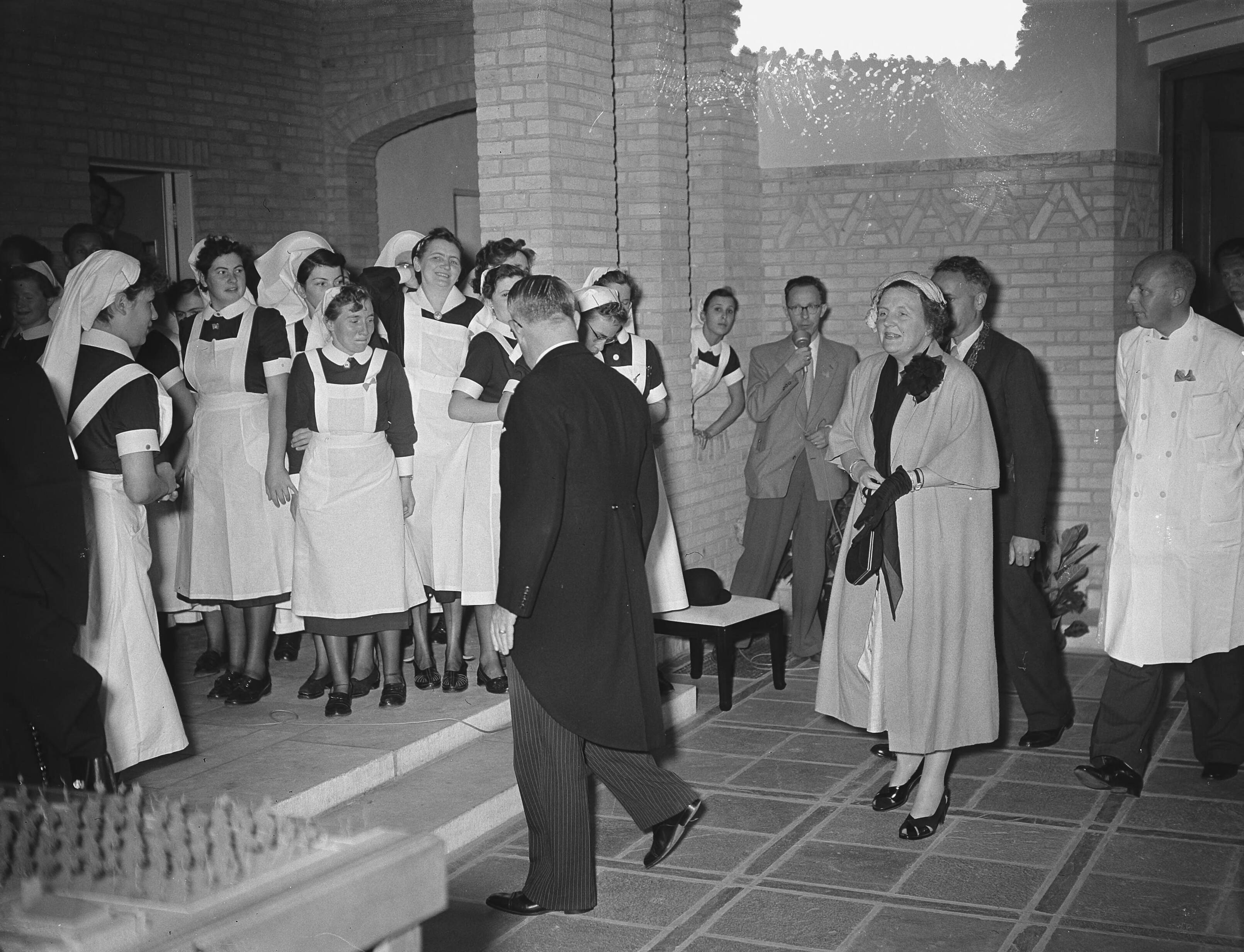 Koningin Juliana opent sanatorium De Klokkenberg in Breda — Opening van sanatorium "Klokkenberg". Koningin Juliana wordt ontvangen door een erehaag van verpleegsters — Foto: Bilsen, Joop van / Anefo. Licentie: Set B: Rechtenvrij / Publiek Domein. Bron: Nationaal Archief. http://hdl.handle.net/10648/a92540b6-d0b4-102d-bcf8-003048976d84