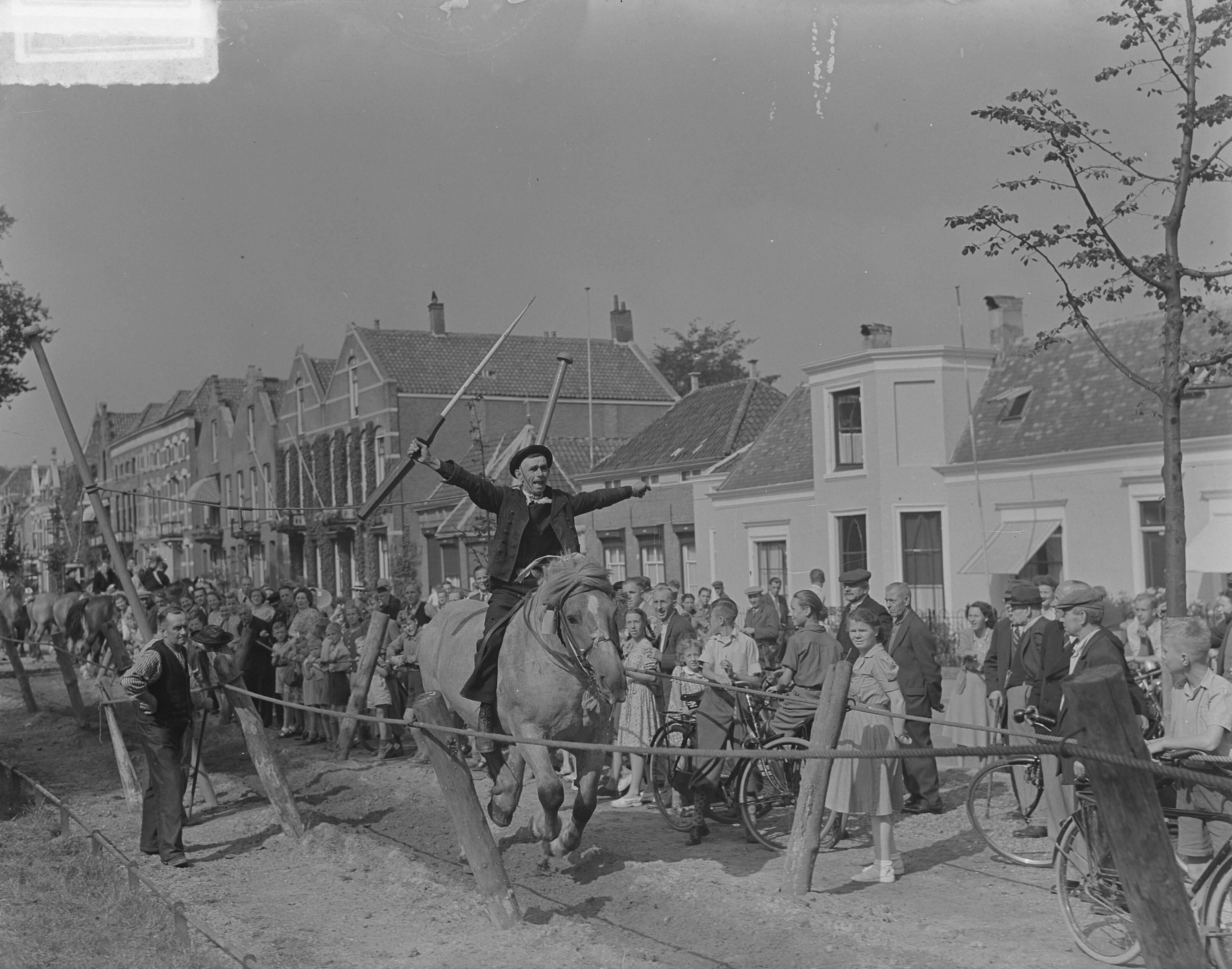 Fotocollectie Anefo — Ringsteken Middelburg — Foto: Noske, J.D. / Anefo. Licentie: Set B: Rechtenvrij / Publiek Domein. Bron: Nationaal Archief. http://hdl.handle.net/10648/a8cd1b16-d0b4-102d-bcf8-003048976d84