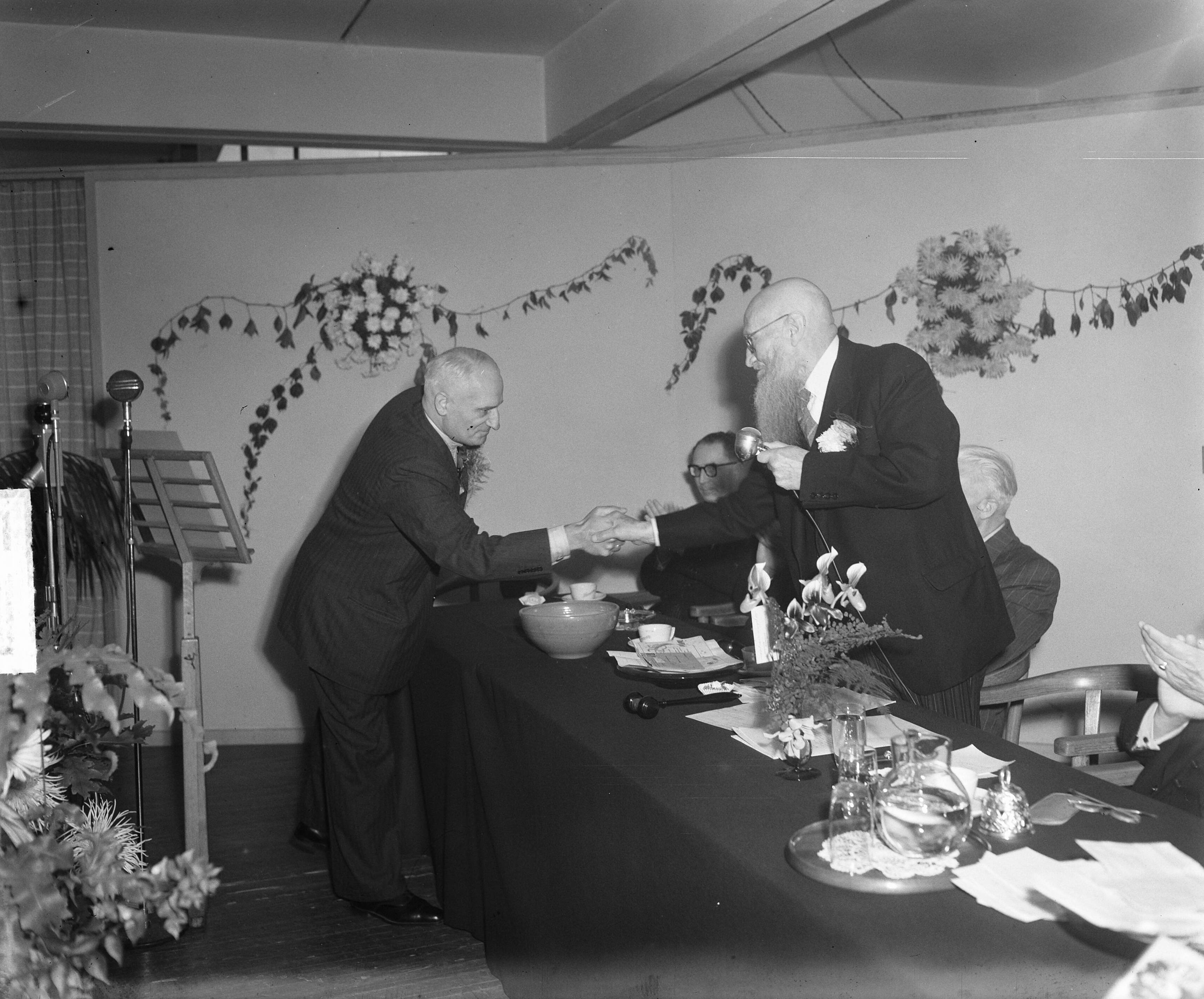 Zonnestraal 25 jaar — Sanatorium Zonnestraal bestaat 25 jaar. Jan van Zutphen wordt gefelicteerd door de Amsterdamse wethouder Van der Velde — Foto: Winterbergen, Rolf / Anefo. Licentie: Set B: Rechtenvrij / Publiek Domein. Bron: Nationaal Archief. http://hdl.handle.net/10648/a8dfea52-d0b4-102d-bcf8-003048976d84