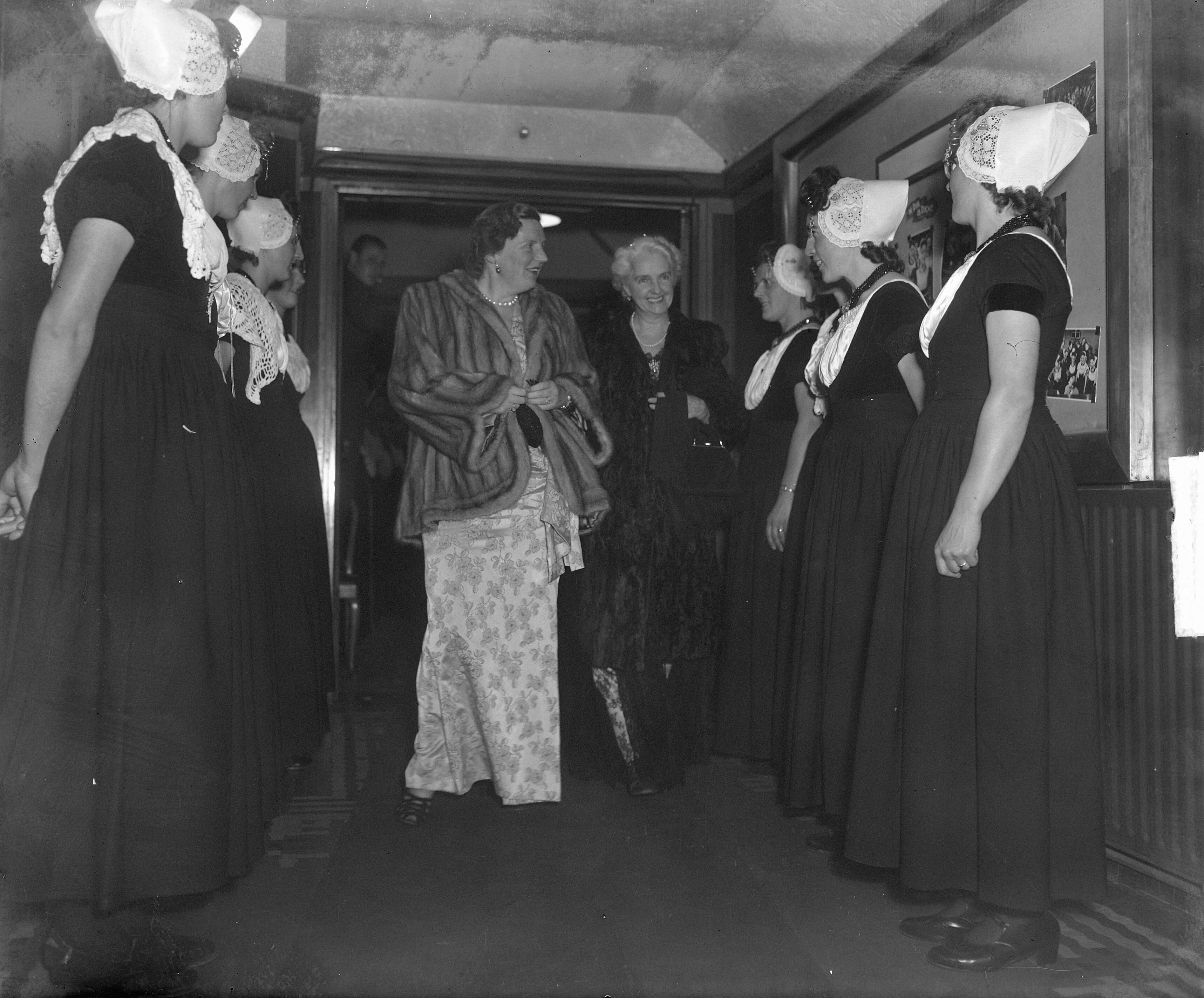 Fotocollectie Anefo — Koningin Juliana is aanwezig bij de première van de film 'De Dijk is dicht', in de Passage in Den Haag — Foto: Winterbergen, Rolf / Anefo. Licentie: Set B: Rechtenvrij / Publiek Domein. Bron: Nationaal Archief. http://hdl.handle.net/10648/a8e06a5e-d0b4-102d-bcf8-003048976d84