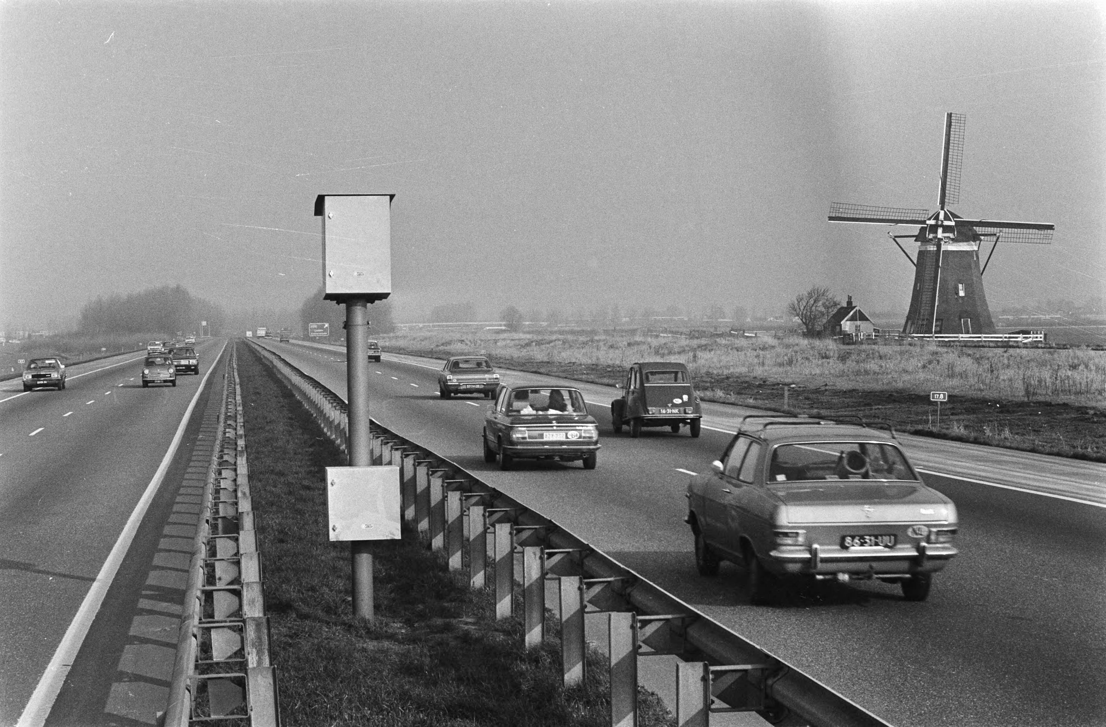 Fotocollectie Anefo — Radarpaal op rijksweg Amsterdam Den Haag voor het betrappen van te snelle automobilisten — Foto: Mieremet, Rob / Anefo. Licentie: Set B: Rechtenvrij / Publiek Domein. Bron: Nationaal Archief. http://hdl.handle.net/10648/ac60a77a-d0b4-102d-bcf8-003048976d84