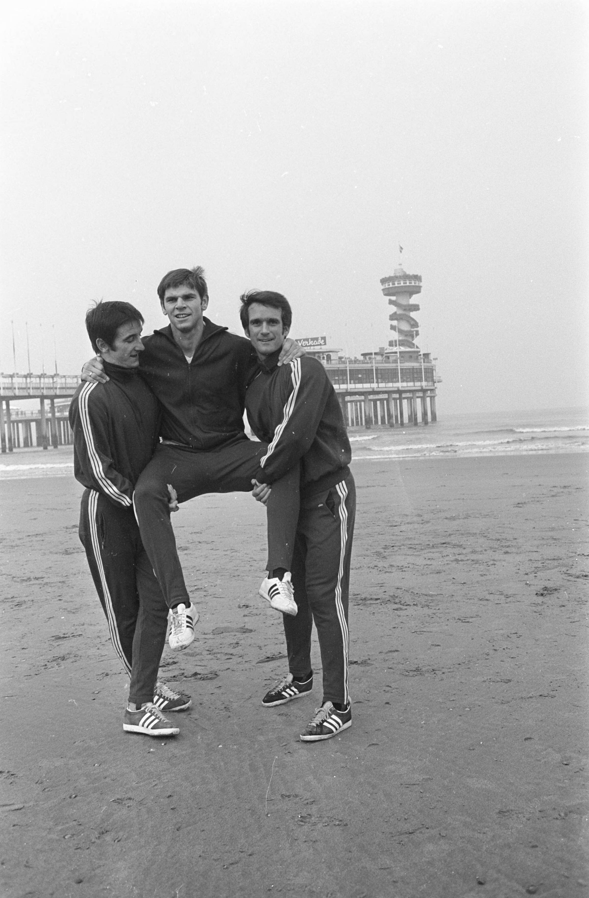 Fotocollectie Anefo — FC Koln traint op strand te Scheveningen, op achtergrond Pier v.l.n.r. Lohr, Weber, Overath op strand — Foto: Koch, Eric / Anefo. Licentie: Set B: Rechtenvrij / Publiek Domein. Bron: Nationaal Archief. http://hdl.handle.net/10648/ab544ce2-d0b4-102d-bcf8-003048976d84