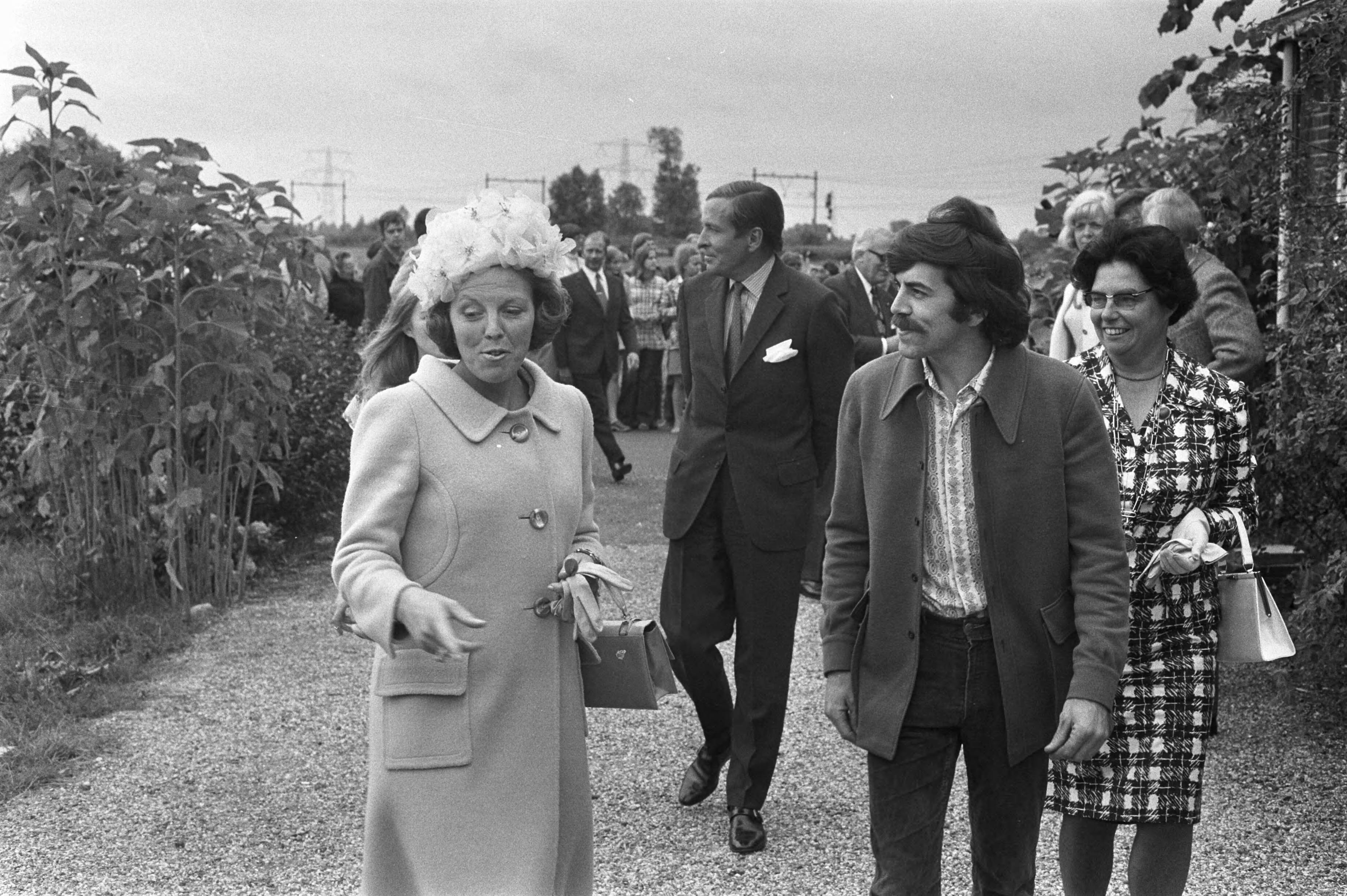 Fotocollectie Anefo — Werkbezoek Beatrix en Claus aan provincie Utrecht, Beatri en Claus bij Gabriel en Helene Sterk in atelier — Foto: Verhoeff, Bert / Anefo. Licentie: Set B: Rechtenvrij / Publiek Domein. Bron: Nationaal Archief. http://hdl.handle.net/10648/abf30aa8-d0b4-102d-bcf8-003048976d84
