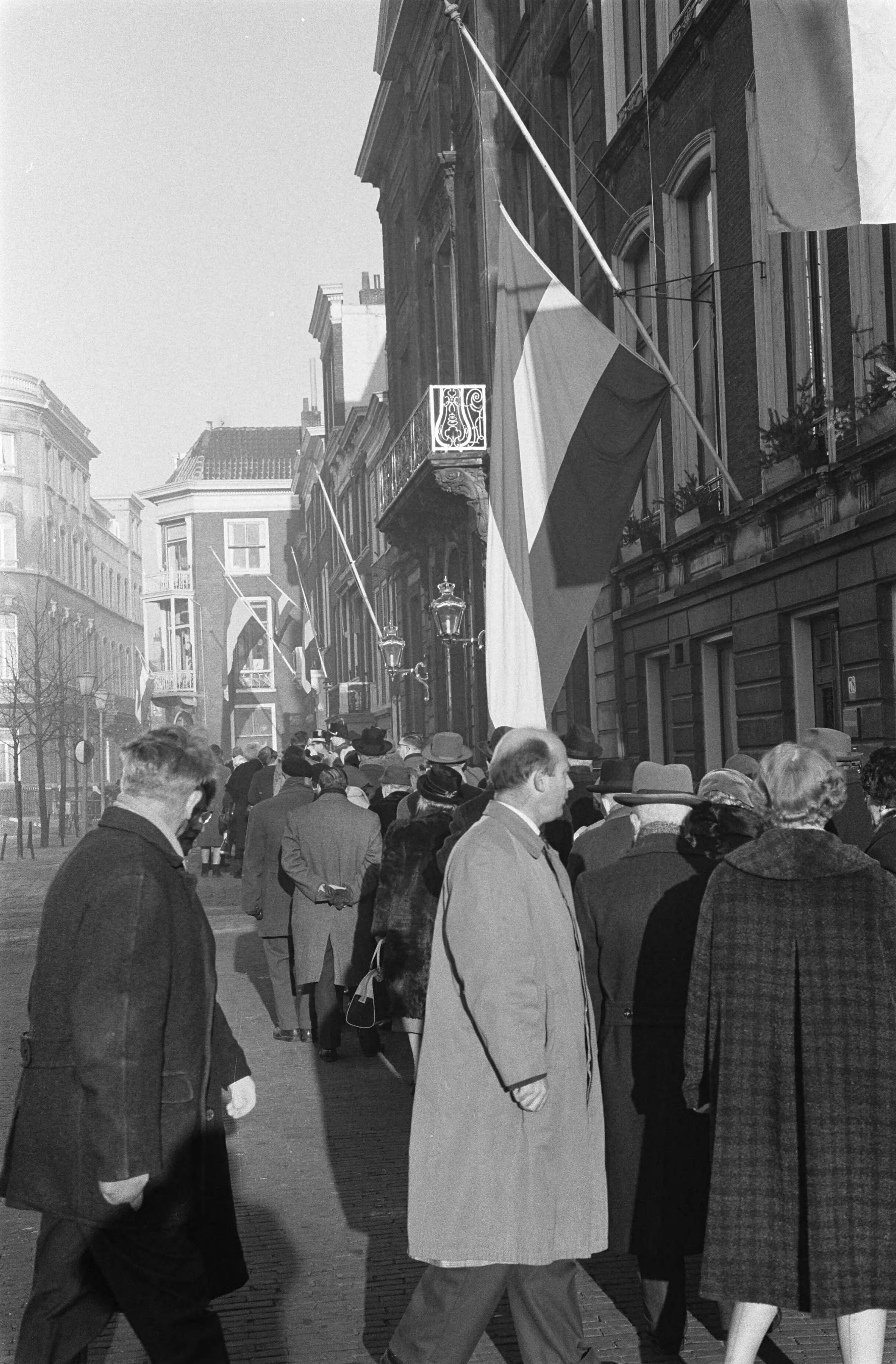 Fotocollectie Anefo — Defilé Lange Voorhout te Den Haag — Foto: Pot, Harry / Anefo. Licentie: Set B: Rechtenvrij / Publiek Domein. Bron: Nationaal Archief. http://hdl.handle.net/10648/aa218a88-d0b4-102d-bcf8-003048976d84