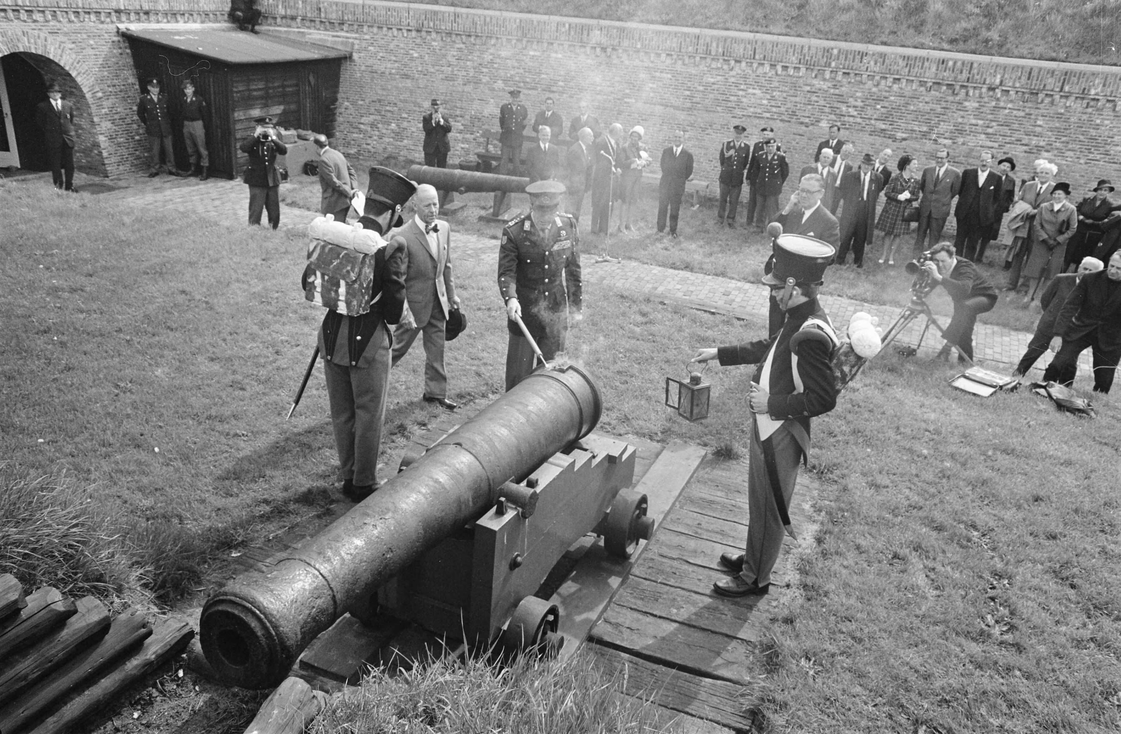 Fotocollectie Anefo — ZKH Prins Bernhard opent uitbreiding van het Vestingmuseum te Naarden Prins Bernhard steekt lontstok in een kanon — Foto: Evers, Joost / Anefo. Licentie: Set B: Rechtenvrij / Publiek Domein. Bron: Nationaal Archief. http://hdl.handle.net/10648/ab682c6c-d0b4-102d-bcf8-003048976d84