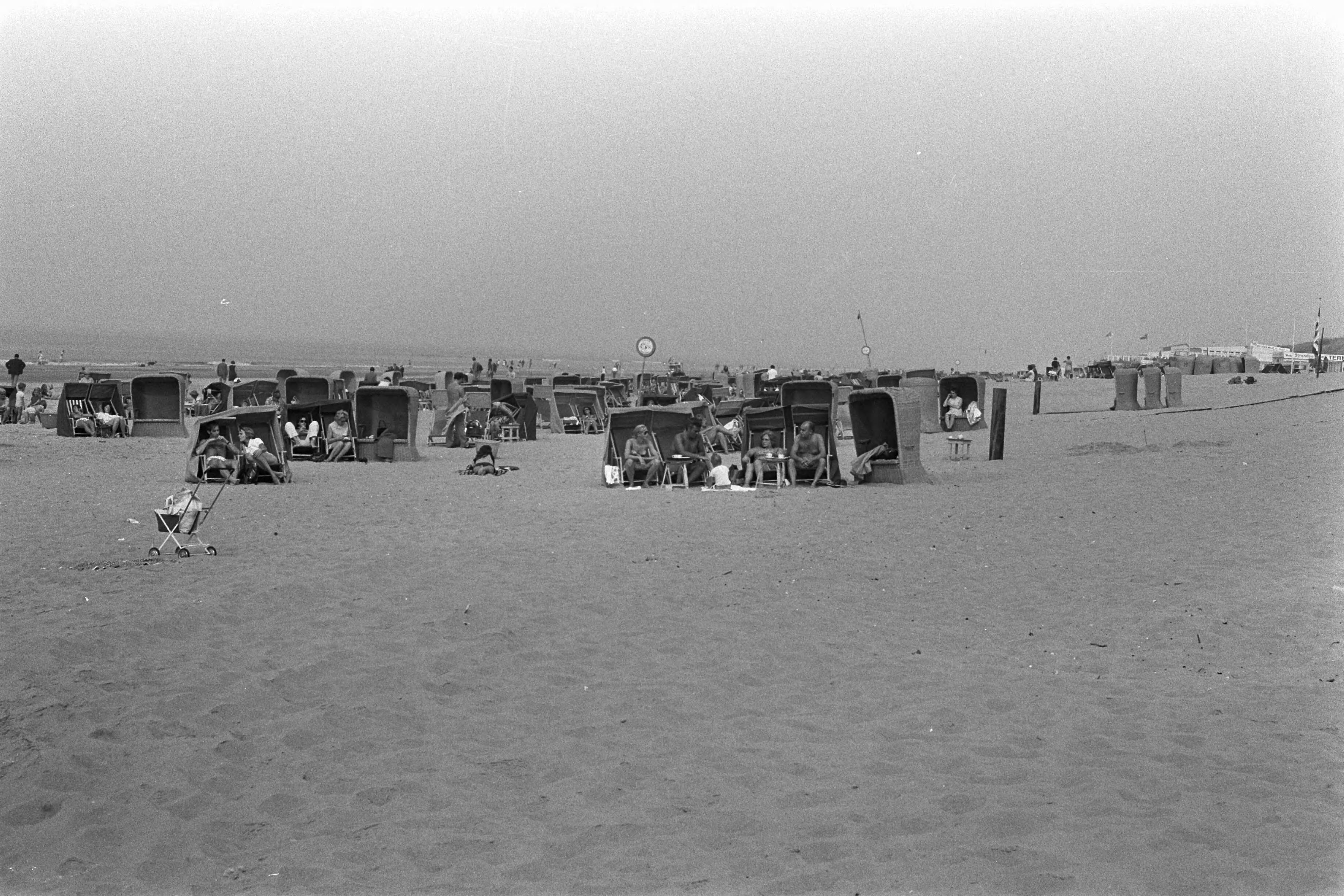 Fotocollectie Anefo — Najaarszon op strand Zandvoort v — Foto: Punt, W. / Anefo. Licentie: Set B: Rechtenvrij / Publiek Domein. Bron: Nationaal Archief. http://hdl.handle.net/10648/abcfe640-d0b4-102d-bcf8-003048976d84