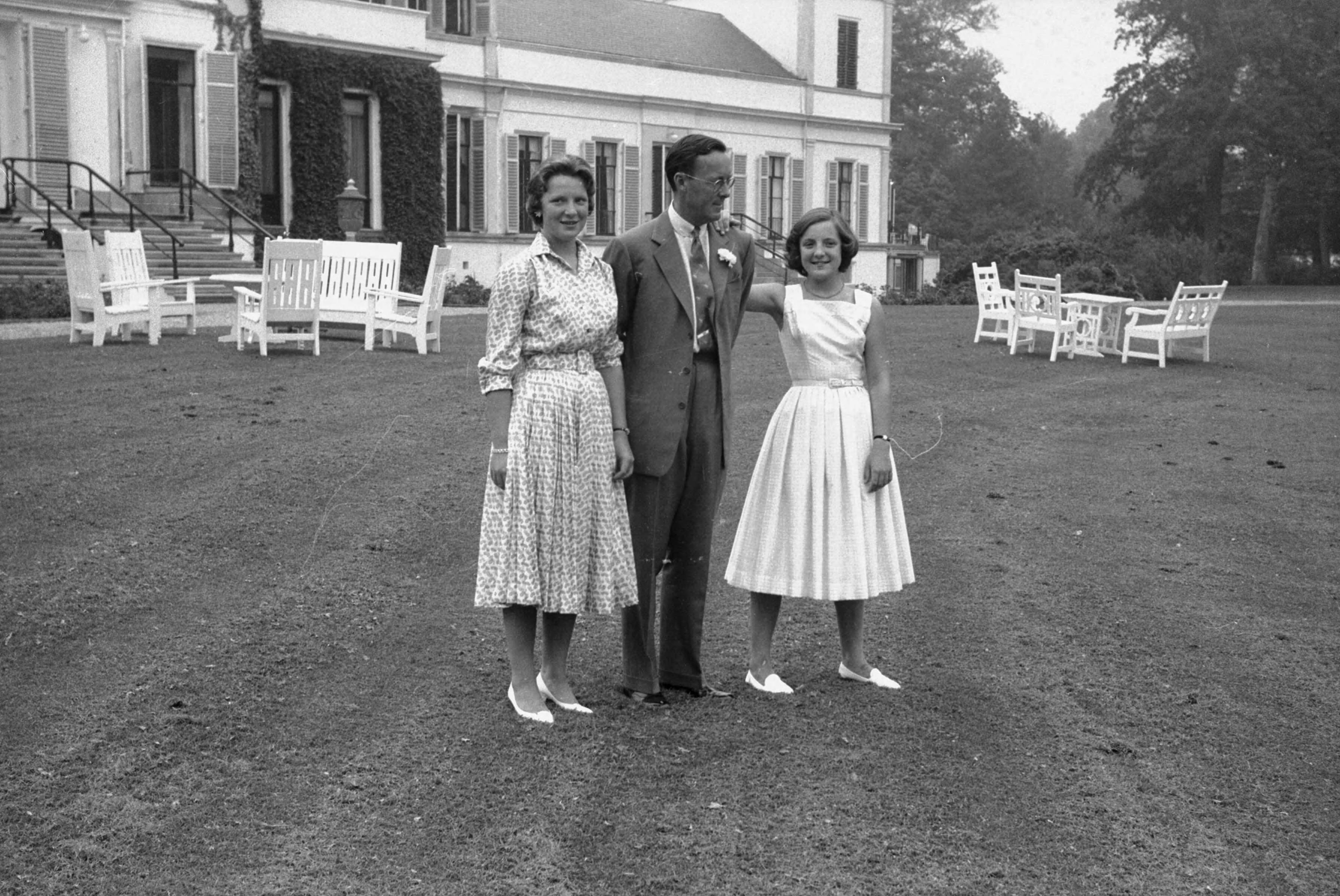 Fotocollectie RVD / Koninklijk Huis — Prins Bernhard, prinses Irene en prinses Margriet in de achtertuin van paleis Soestdijk, 1957 — Foto: Meijboom, Marius / RVD. Licentie: Set B: Rechtenvrij / Publiek Domein. Bron: Nationaal Archief. http://hdl.handle.net/10648/afb6ed26-d0b4-102d-bcf8-003048976d84