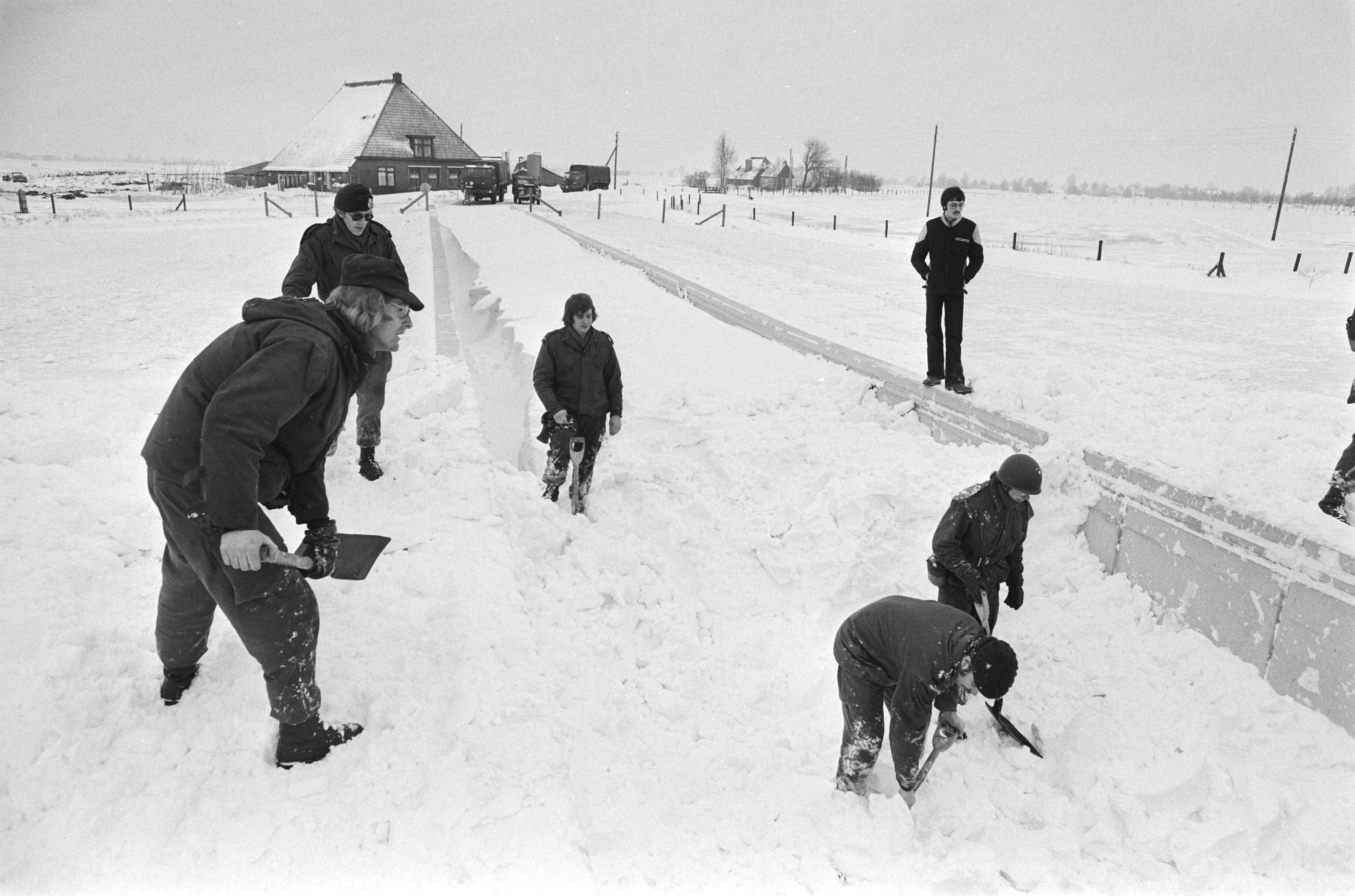 Sneeuwruimen door militairen bij Leeuwarden — Sneeuwruimen door militairen in de omgeving van Leeuwarden — Foto: Croes, Rob C. / Anefo. Licentie: Set B: Rechtenvrij / Publiek Domein. Bron: Nationaal Archief. http://hdl.handle.net/10648/acc498e8-d0b4-102d-bcf8-003048976d84