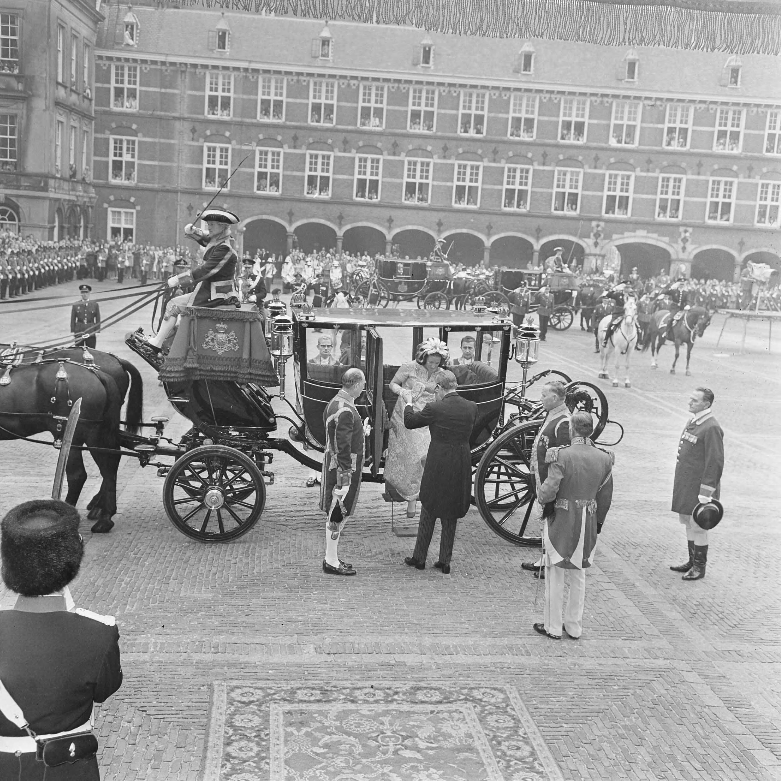 Prinsjesdag 1969 — Prinsjesdag: Opening Staten Generaal , Den Haag : Mr. V. Vollenhoven helpt Pr. Margriet bij het uitstappen uit het galarijtuig — Foto: Evers, Joost / Anefo. Licentie: Set B: Rechtenvrij / Publiek Domein. Bron: Nationaal Archief. http://hdl.handle.net/10648/ab79d9c6-d0b4-102d-bcf8-003048976d84