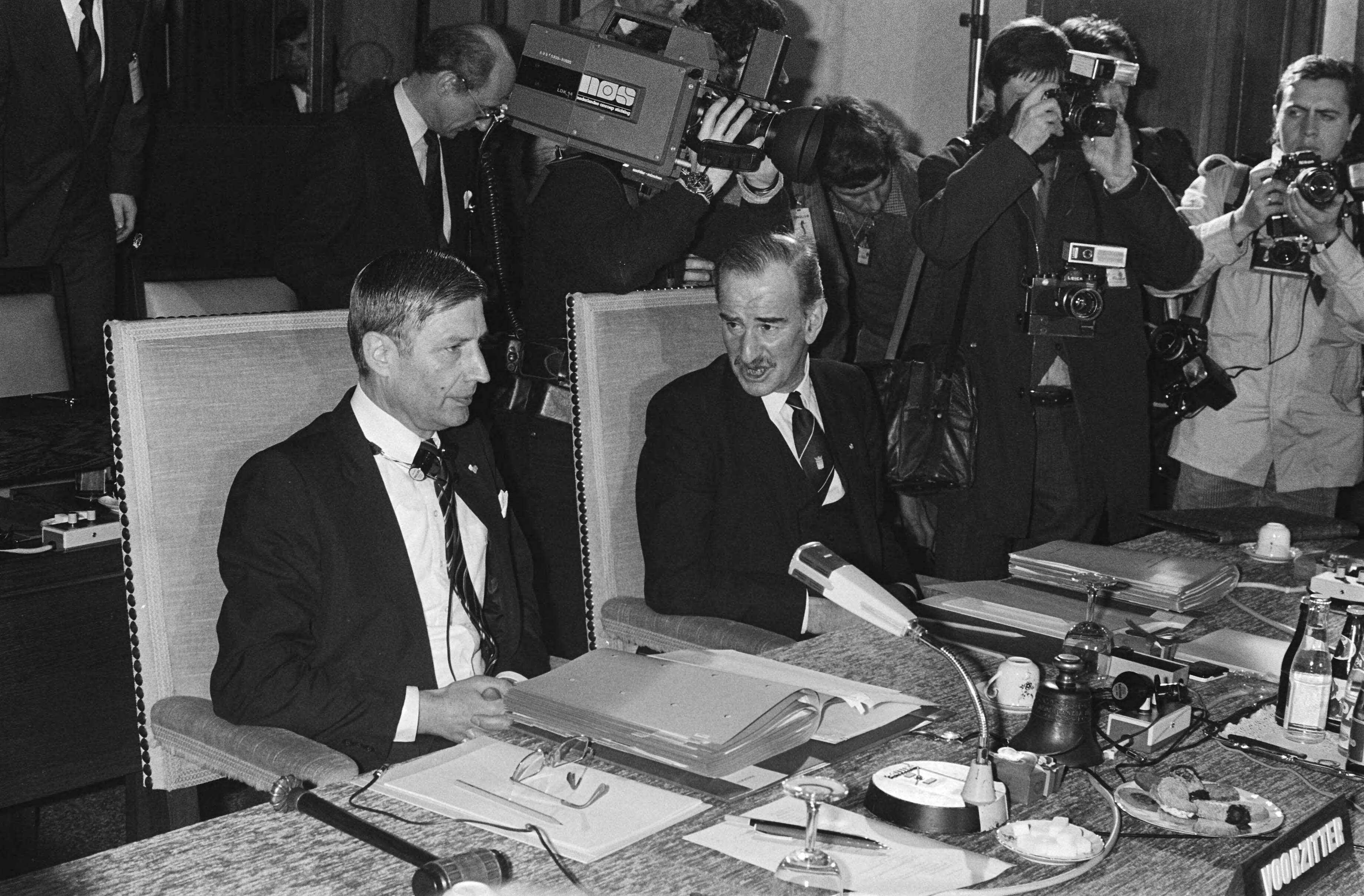 Fotocollectie Anefo — Europese Raad in Maastricht, overzicht met 9a, 10a o.a. Van Agt (l) en Van der Klaauw — Foto: Croes, Rob C. / Anefo. Licentie: Set B: Rechtenvrij / Publiek Domein. Bron: Nationaal Archief. http://hdl.handle.net/10648/acf7cd30-d0b4-102d-bcf8-003048976d84
