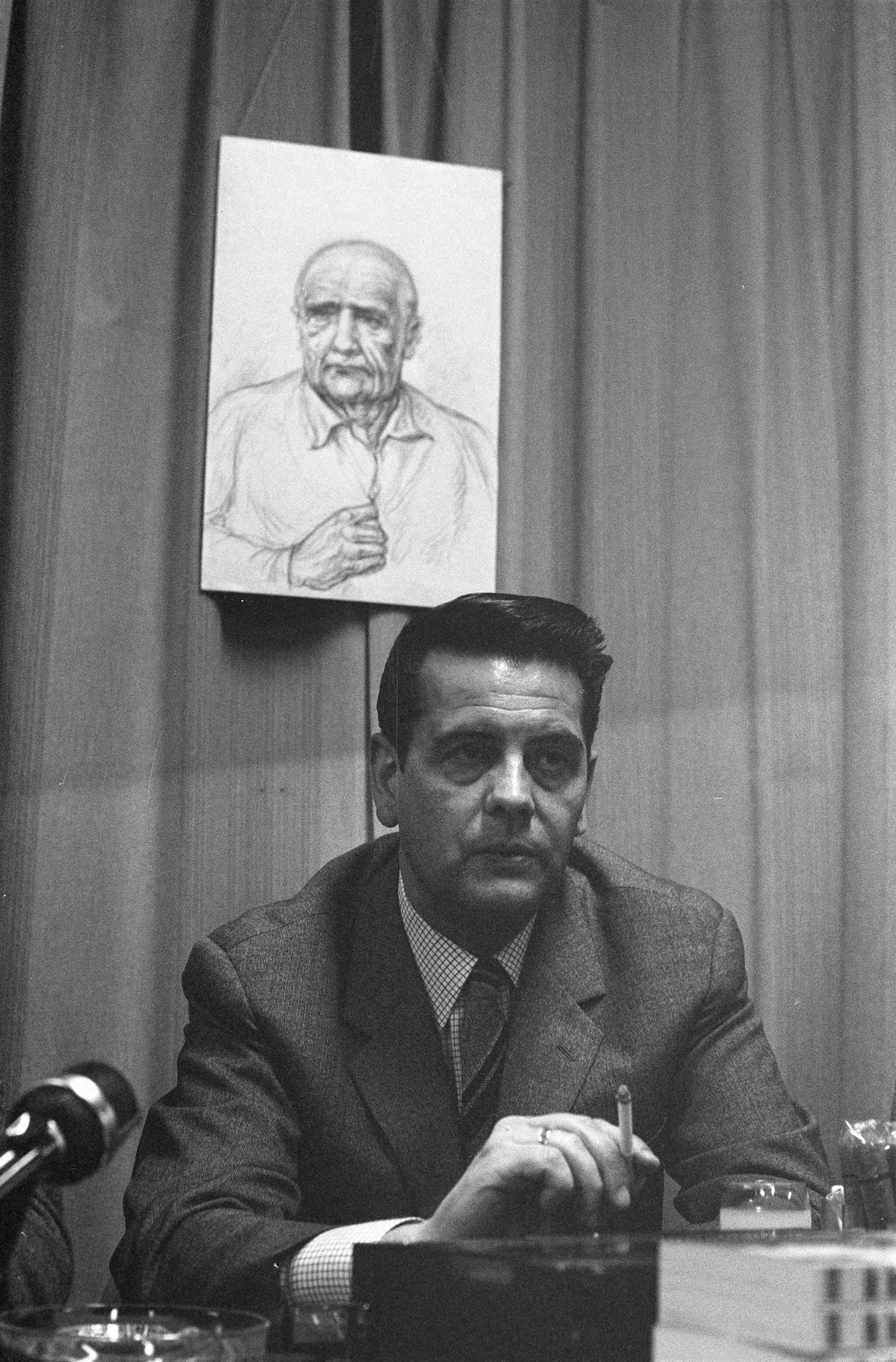 Fotocollectie Anefo — Boek "Ik leefde met Martin Bormann" uitgegeven door Uitgeverij Born, persconferentie Den Haag . Recent portret van Bormann — Foto: Verhoeff, Bert / Anefo. Licentie: Set B: Rechtenvrij / Publiek Domein. Bron: Nationaal Archief. http://hdl.handle.net/10648/ab815782-d0b4-102d-bcf8-003048976d84