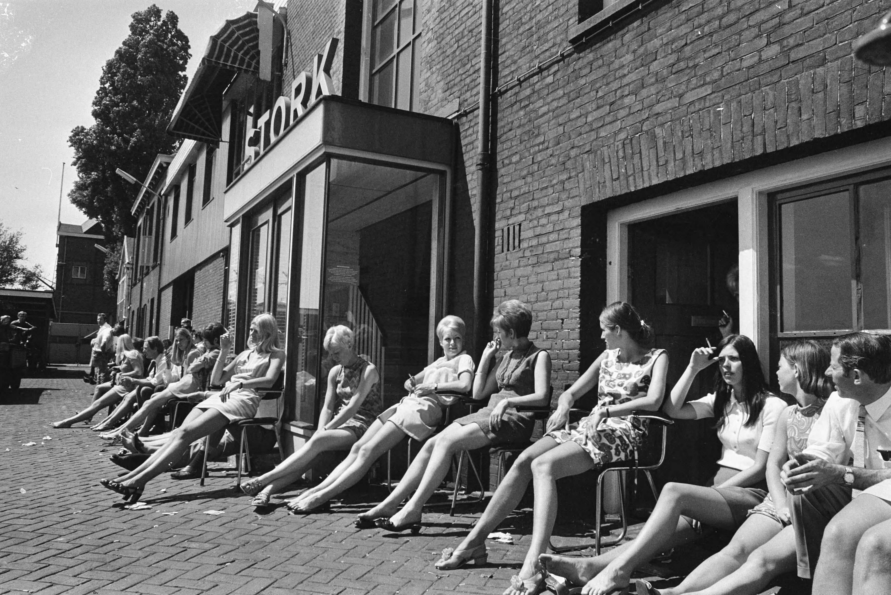 Fotocollectie Anefo — Kantoormeisjes van Stork, Amsterdam-Noord, staken een uur uit solidariteit met Werkspoor te Utrecht: meisjes zitten in de zon — Foto: Verhoeff, Bert / Anefo. Licentie: Set B: Rechtenvrij / Publiek Domein. Bron: Nationaal Archief. http://hdl.handle.net/10648/ab98dc18-d0b4-102d-bcf8-003048976d84