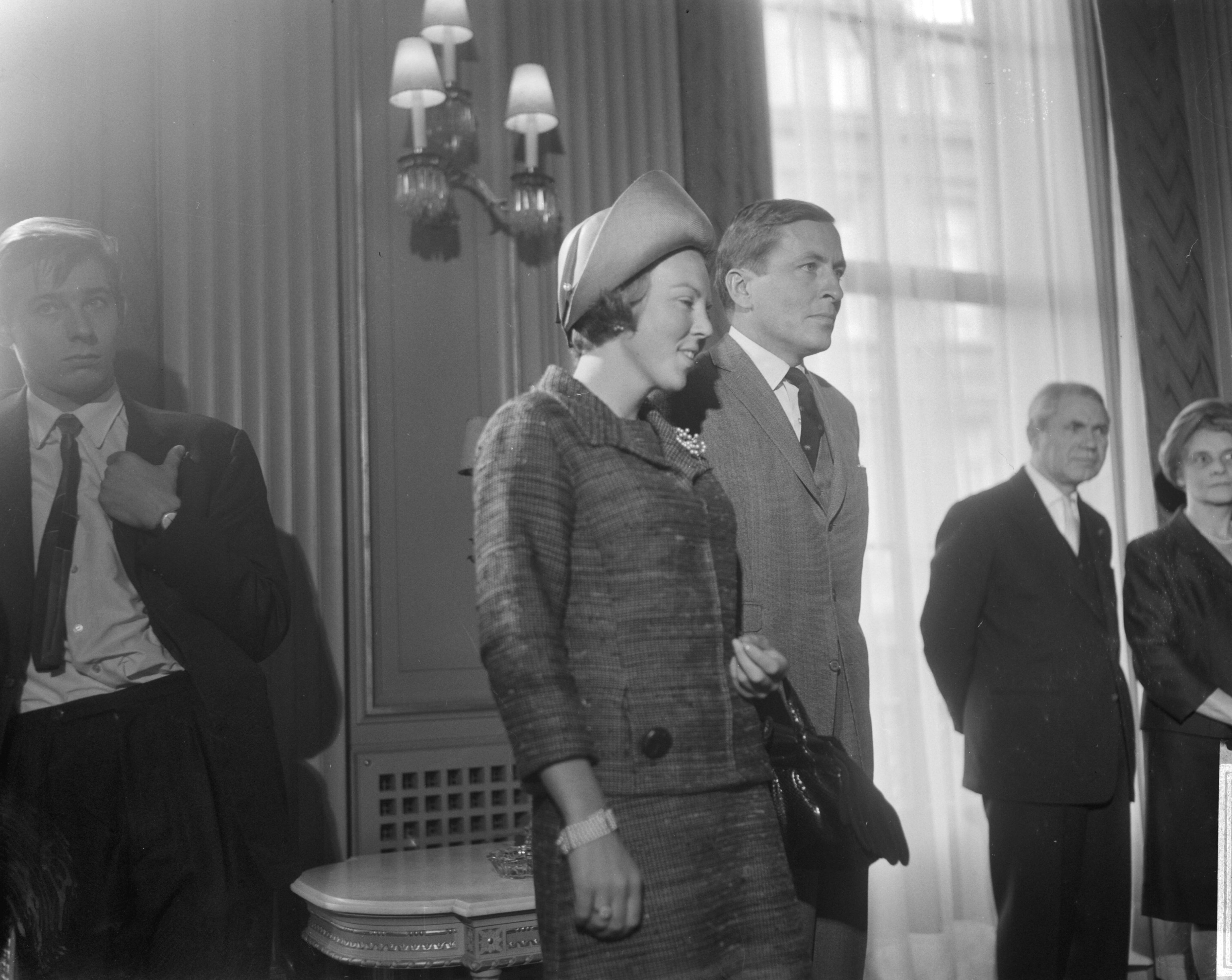 Fotocollectie Anefo — Prinses Beatrix en haar verloofde Claus von Amsberg brachten bezoek aan Maastricht, de officiële ontvangst in het Gouvernementsgebouw — Foto: Bilsen, Joop van / Anefo. Licentie: Set B: Rechtenvrij / Publiek Domein. Bron: Nationaal Archief. http://hdl.handle.net/10648/aabfac22-d0b4-102d-bcf8-003048976d84