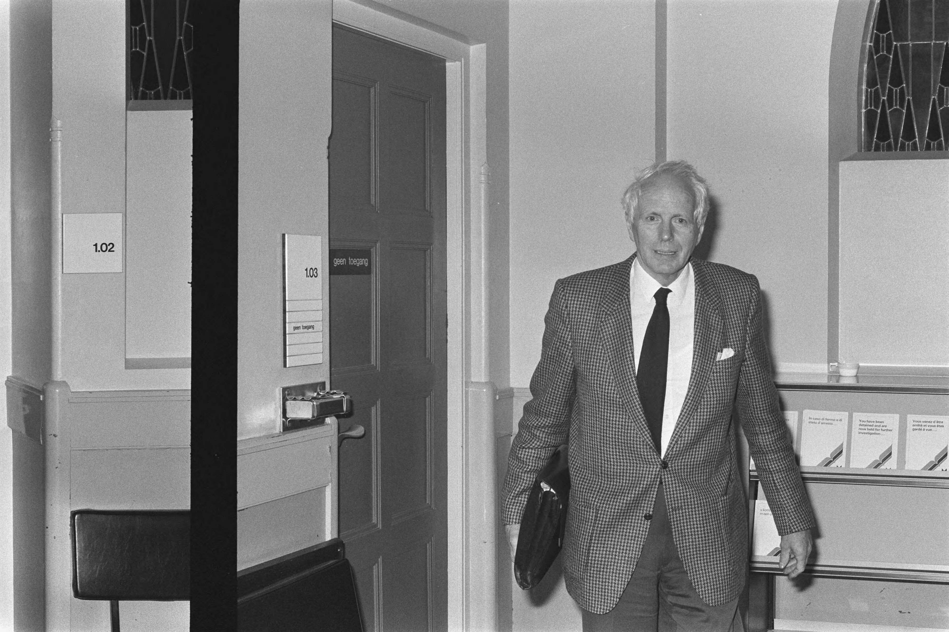 Fotocollectie Anefo — Ex-directeur beleggingen van ABP, de heer Masson , in paleis van Justitie te Maastricht tijdens hervatting rechtszaak — Foto: Molendijk, Bart / Anefo. Licentie: Set B: Rechtenvrij / Publiek Domein. Bron: Nationaal Archief. http://hdl.handle.net/10648/ad592daa-d0b4-102d-bcf8-003048976d84