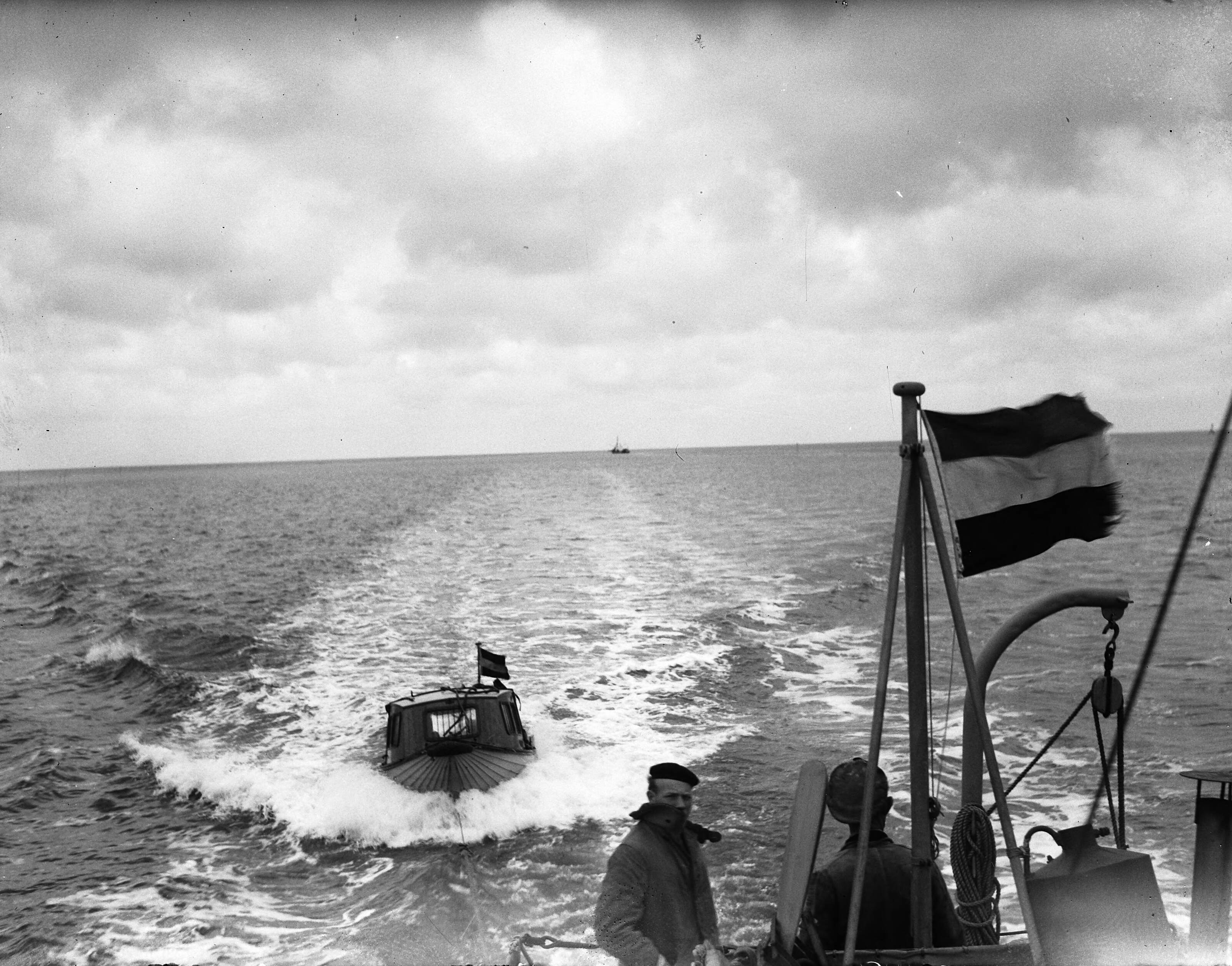 Fotocollectie Anefo — Tocht met de "Zeefakkel" vanuit Zoutkamp — Foto: Merk, Ben / Anefo. Licentie: Set B: Rechtenvrij / Publiek Domein. Bron: Nationaal Archief. http://hdl.handle.net/10648/a8c6a66e-d0b4-102d-bcf8-003048976d84