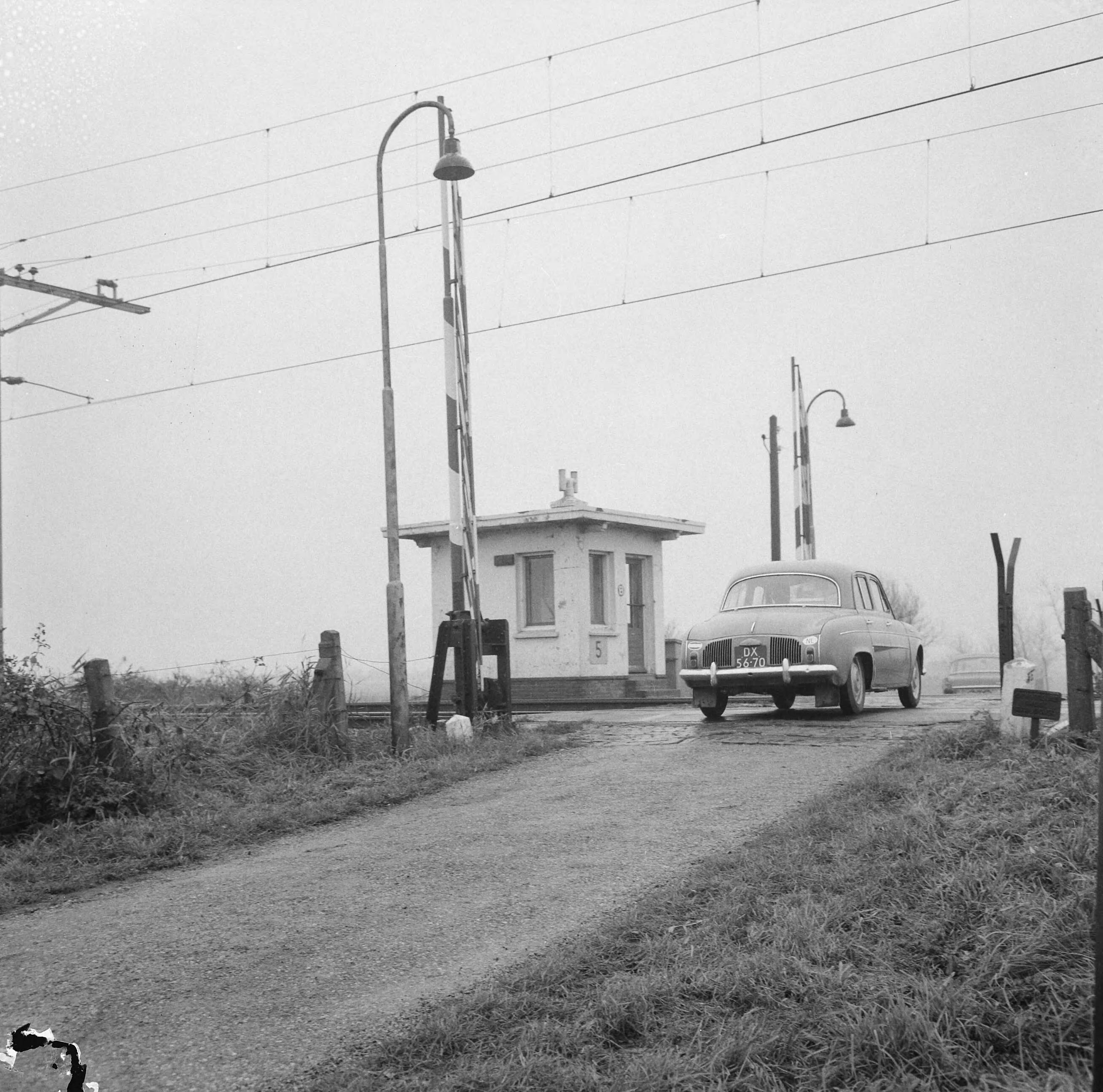 Volkswagenbusje botst met trein bij een spoorwegovergang te Leidschendam — Auto die de spoorwegovergang te Leidschendam passeert — Foto: Evers, Joost / Anefo. Licentie: Set B: Rechtenvrij / Publiek Domein. Bron: Nationaal Archief. http://hdl.handle.net/10648/aacd6d6c-d0b4-102d-bcf8-003048976d84