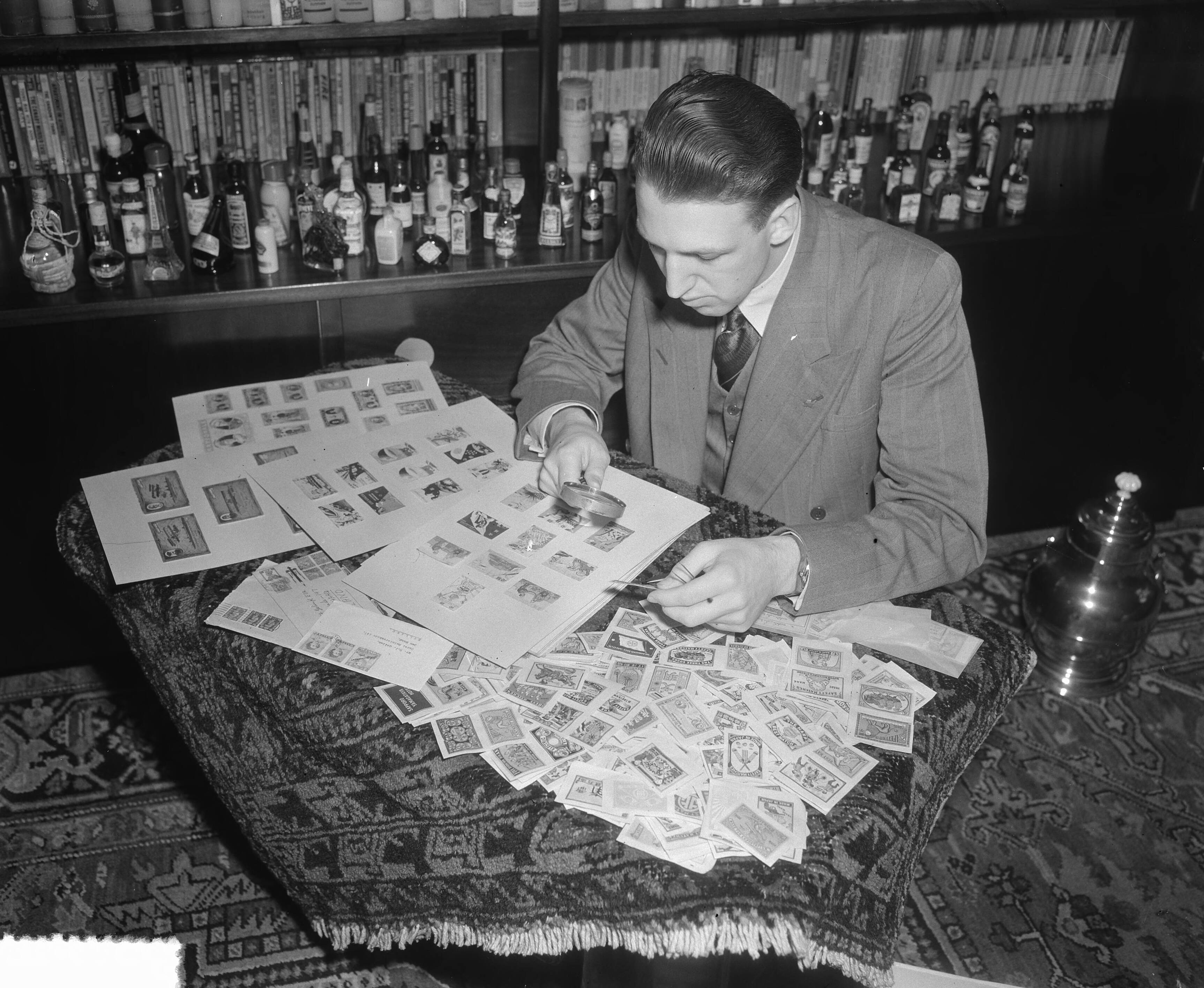 Fotocollectie Anefo — Heer Gelink foto-afdeling ZZM Den Haag [een man bekijkt postzegels] — Foto: Duinen, H. van / Anefo. Licentie: Set B: Rechtenvrij / Publiek Domein. Bron: Nationaal Archief. http://hdl.handle.net/10648/a8f062e2-d0b4-102d-bcf8-003048976d84