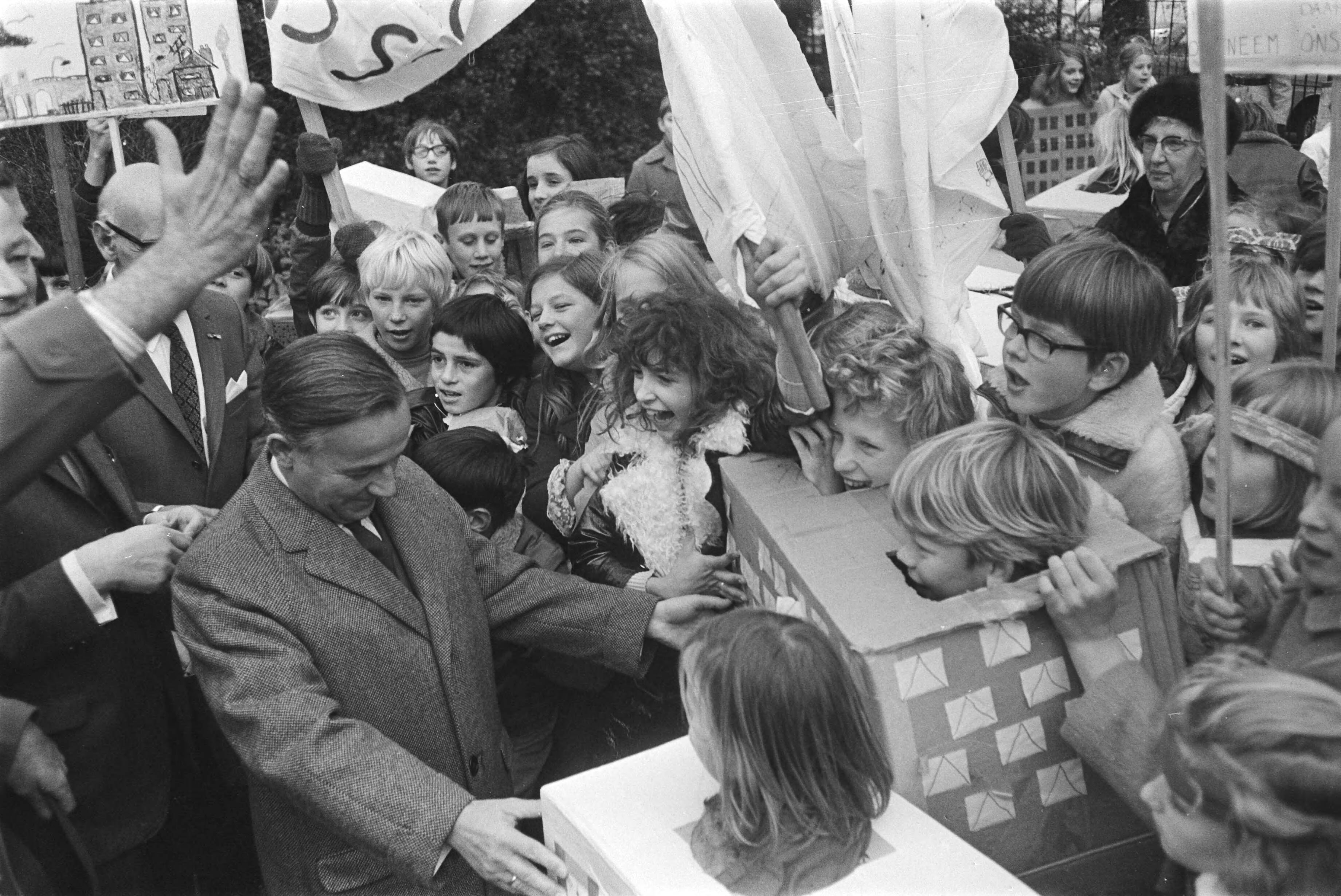 Fotocollectie Anefo — Vijfhonderd lagere schoolkinderen vragen Premier De Jong om speel- en leefruimte, Den Haag — Foto: Koch, Eric / Anefo. Licentie: Set B: Rechtenvrij / Publiek Domein. Bron: Nationaal Archief. http://hdl.handle.net/10648/abaa1d0c-d0b4-102d-bcf8-003048976d84