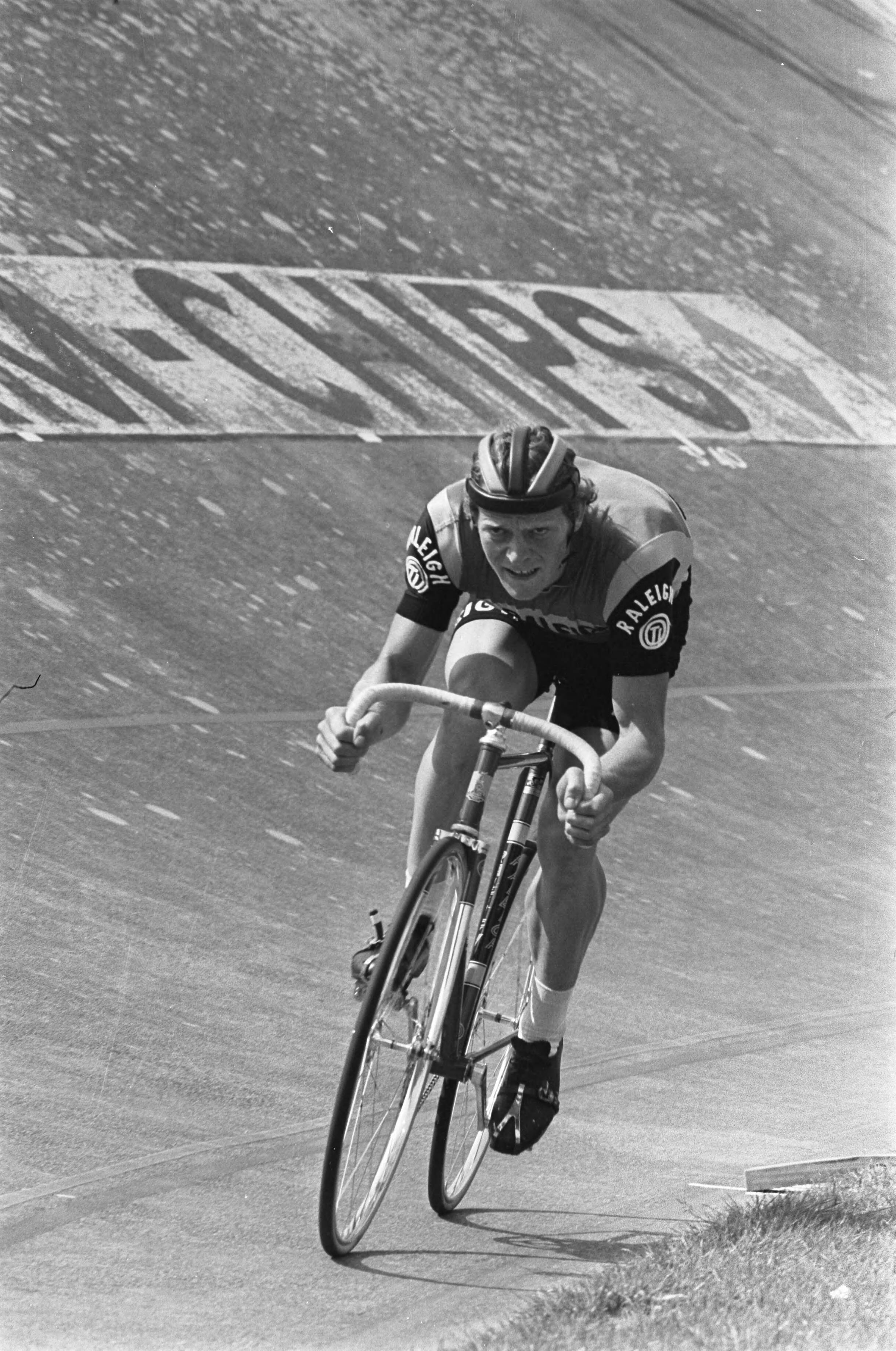Nationale kampioenschappen baanwielrennen 1975 te Utrecht, eerste dag — Rene Pijnen tijdens de finale profs achtervolging — Foto: Verhoeff, Bert / Anefo. Licentie: Set B: Rechtenvrij / Publiek Domein. Bron: Nationaal Archief. http://hdl.handle.net/10648/ac6e8a02-d0b4-102d-bcf8-003048976d84