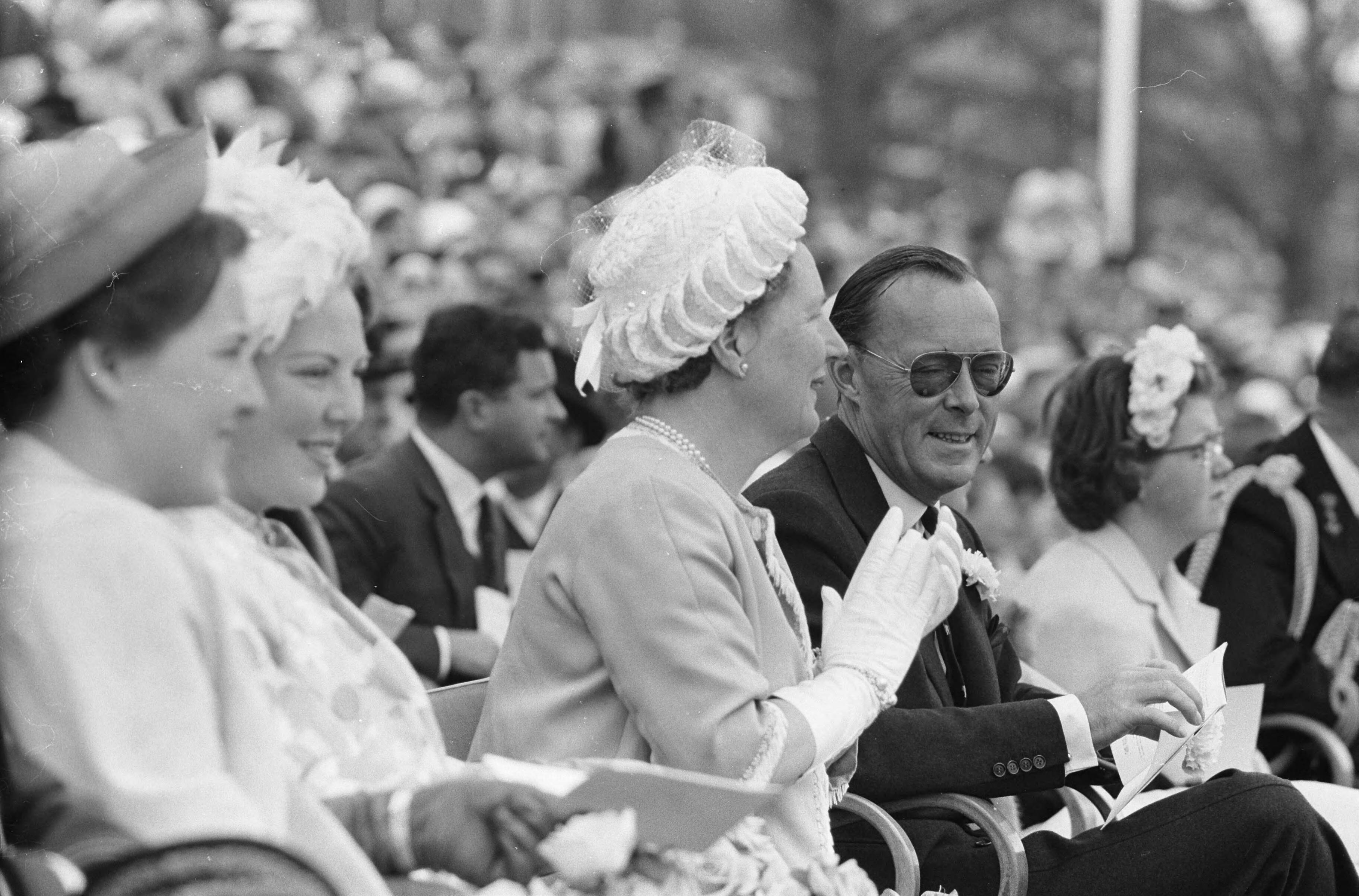 Koninklijk bezoek aan Groningen en Friesland (1962) — Koninklijk bezoek aan Leeuwarden — Foto: Pot, Harry / Anefo. Licentie: Set B: Rechtenvrij / Publiek Domein. Bron: Nationaal Archief. http://hdl.handle.net/10648/aa06d954-d0b4-102d-bcf8-003048976d84