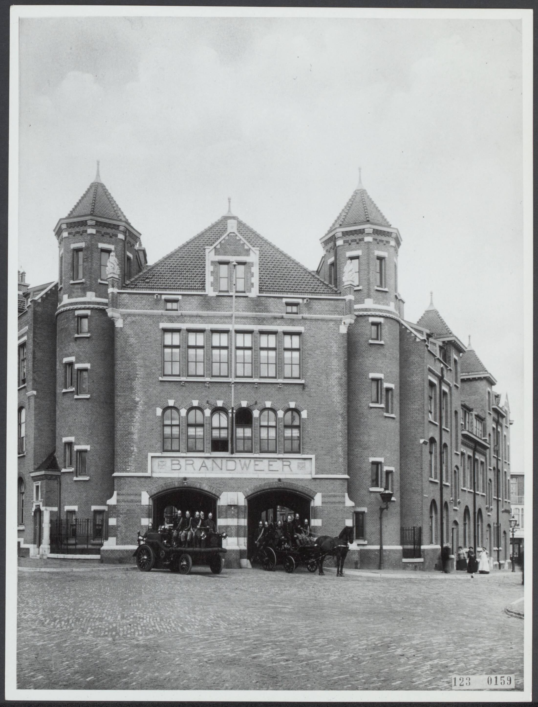 Fotocollectie Rijksvoorlichtingsdienst Eigen — Brandweerkazerne Duinstraat in Den Haag (Scheveningen). [Voor de deur staat een zelfrijdende stoombrandspuitautomobiel en een nog door paarden getrokken haspelwagen.] — Foto: Rijksvoorlichtingsdienst (RVD). Licentie: Set B: Rechtenvrij / Publiek Domein. Bron: Nationaal Archief. http://hdl.handle.net/10648/af2d12fe-d0b4-102d-bcf8-003048976d84