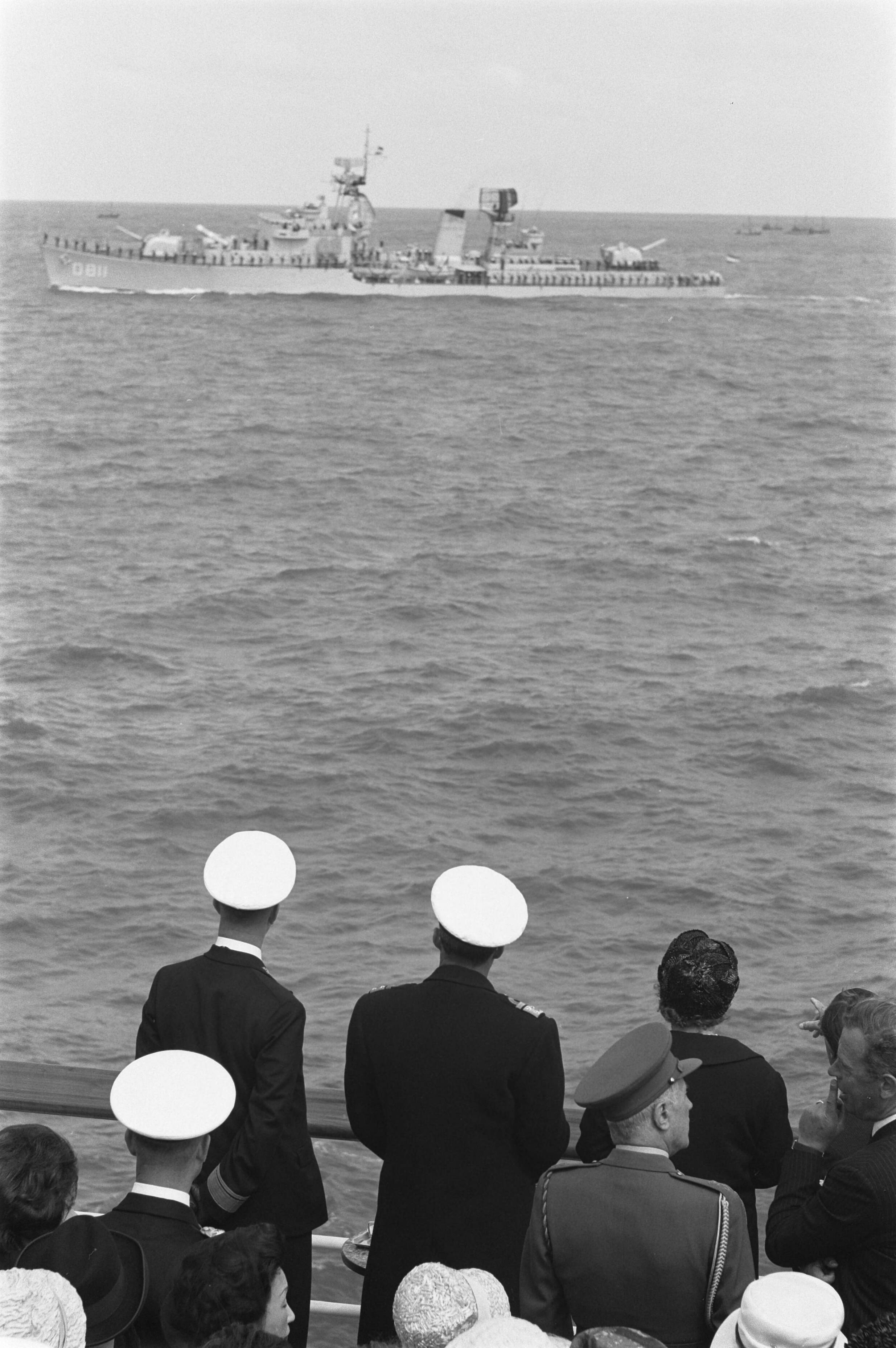 Fotocollectie Anefo — Vlootschouw bij de Scheveningse Pier. Koningin en prins op de Pier. Voorbijvaren van Hr. Ms. onderzeebootjager "Gelderland" (D811) — Foto: Pot, Harry / Anefo. Licentie: Set B: Rechtenvrij / Publiek Domein. Bron: Nationaal Archief. http://hdl.handle.net/10648/a9db9ea6-d0b4-102d-bcf8-003048976d84