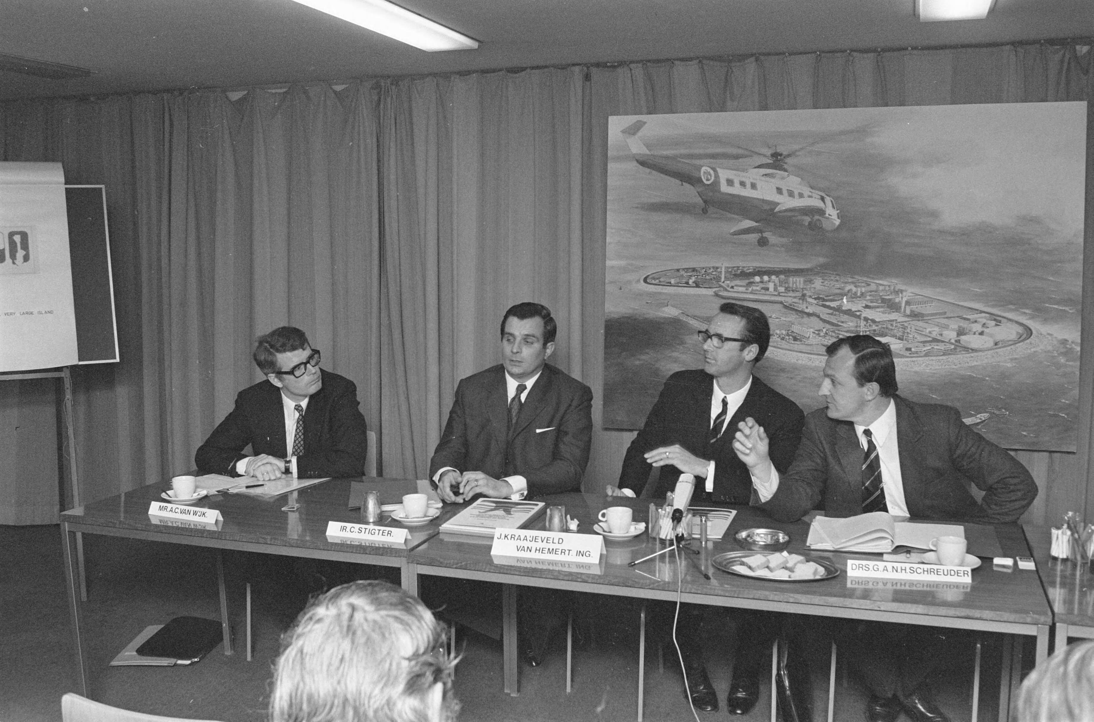 Fotocollectie Anefo — Bos en Kalis geeft personferentie in Den Haag over eilandenproject voor industriele afval; v.l.n.r. Van Wijk Stigter, Kraaieveld van Hemert en drs. A. U. H. — Foto: Peters, Hans / Anefo. Licentie: Set B: Rechtenvrij / Publiek Domein. Bron: Nationaal Archief. http://hdl.handle.net/10648/abe56ace-d0b4-102d-bcf8-003048976d84