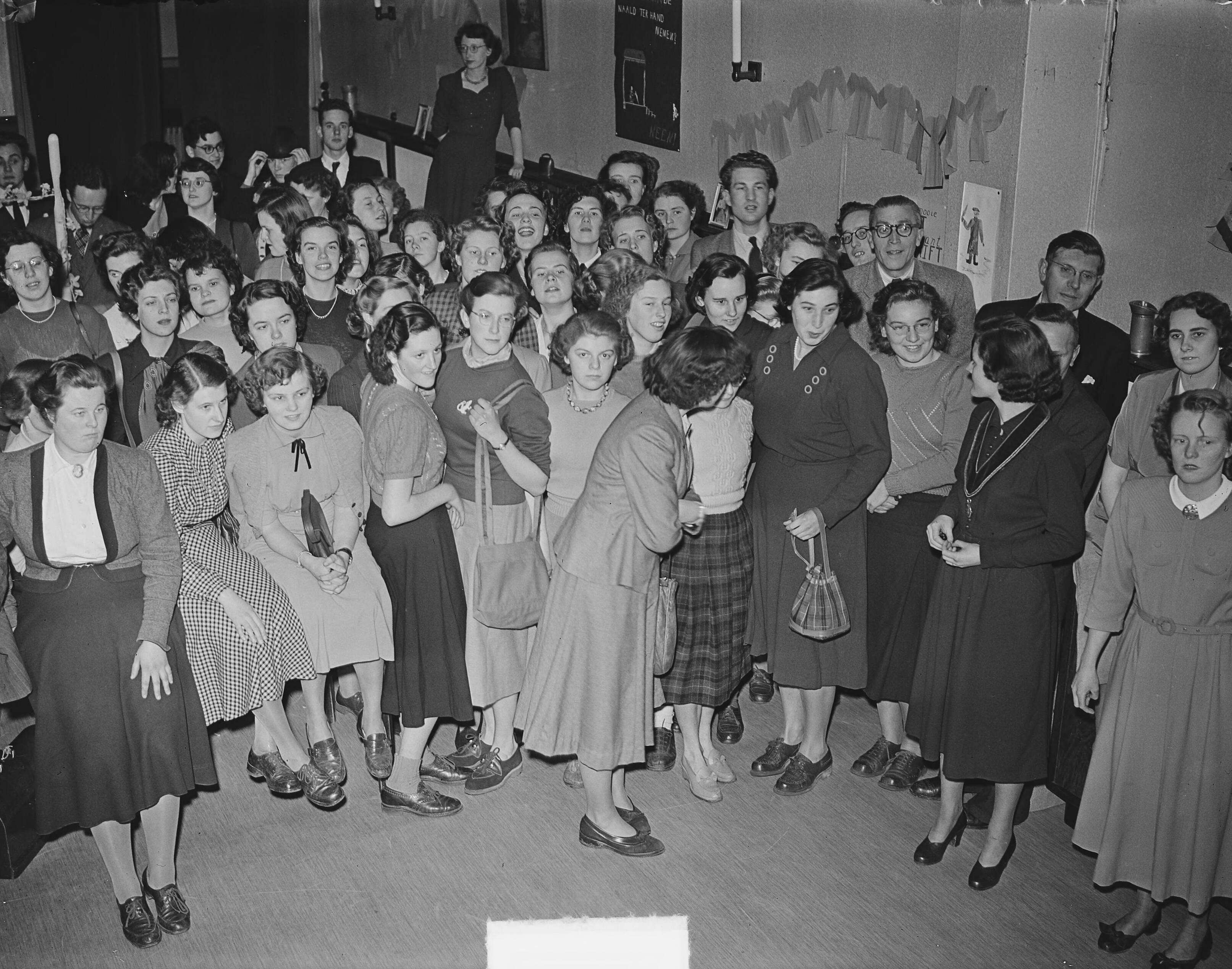 Utrechts Studenten Corps. Opening atelier bij KVSV — Foto: Bilsen, Joop van / Anefo. — Licentie: Set B: Rechtenvrij / Publiek Domein. Bron: Nationaal Archief. http://hdl.handle.net/10648/a8e6658a-d0b4-102d-bcf8-003048976d84