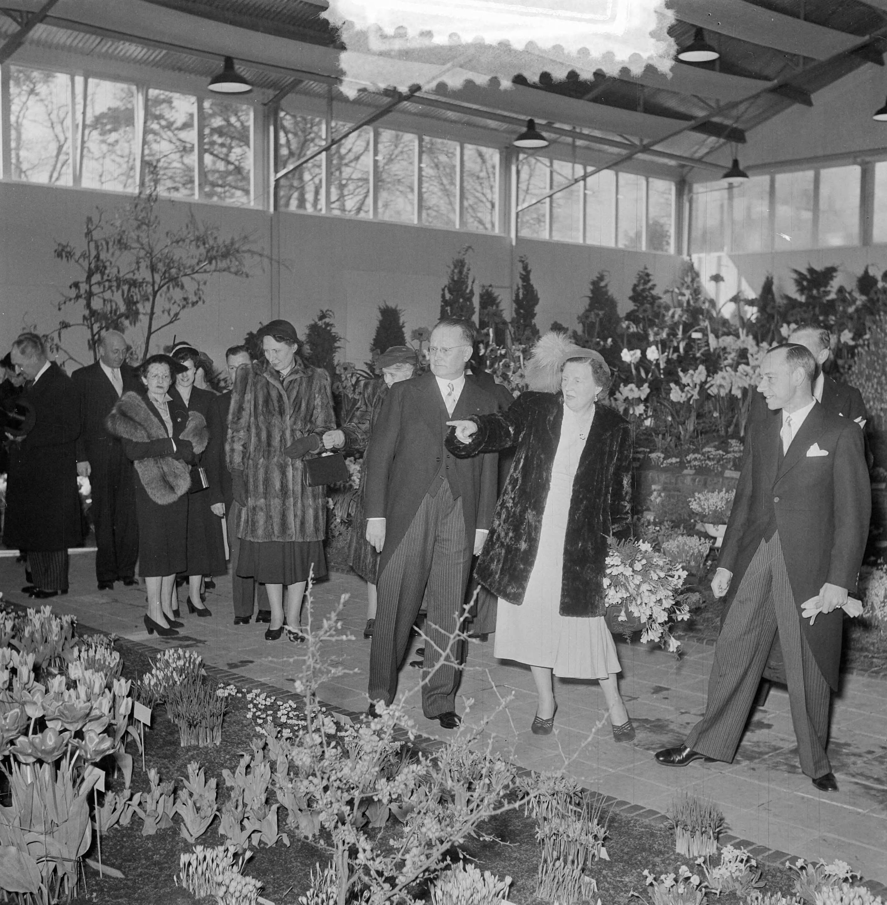 Koningin Juliana opent "Flora" te Heemstede — Foto: Noske, J.D. / Anefo. — Licentie: Set B: Rechtenvrij / Publiek Domein. Bron: Nationaal Archief. http://hdl.handle.net/10648/a90835b6-d0b4-102d-bcf8-003048976d84
