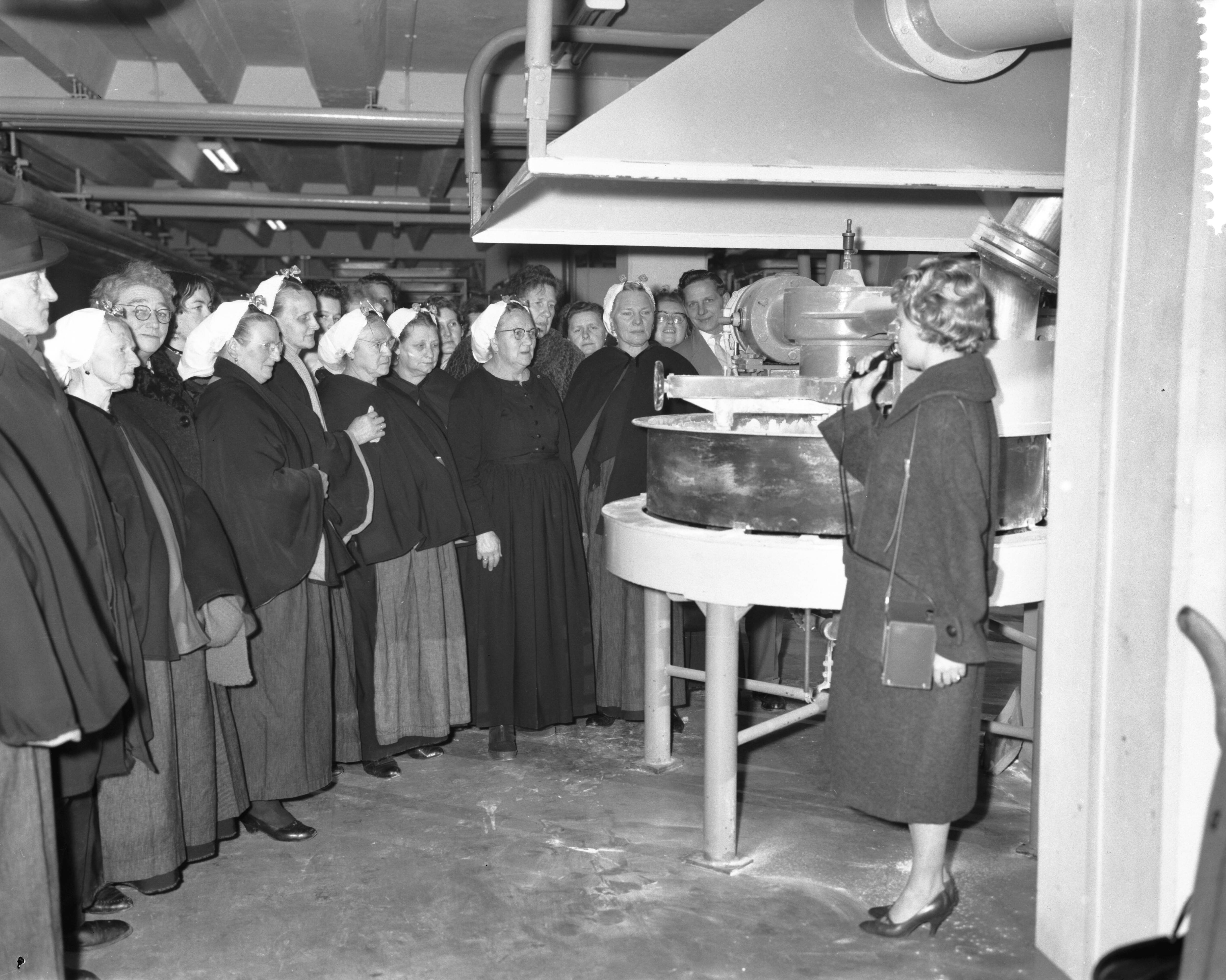 Fotocollectie Anefo — Opdracht Maggi (Scheveningse vrouwen bij Maggi) — Foto: Rossem, Wim van / Anefo. Licentie: Set B: Rechtenvrij / Publiek Domein. Bron: Nationaal Archief. http://hdl.handle.net/10648/a9a58064-d0b4-102d-bcf8-003048976d84