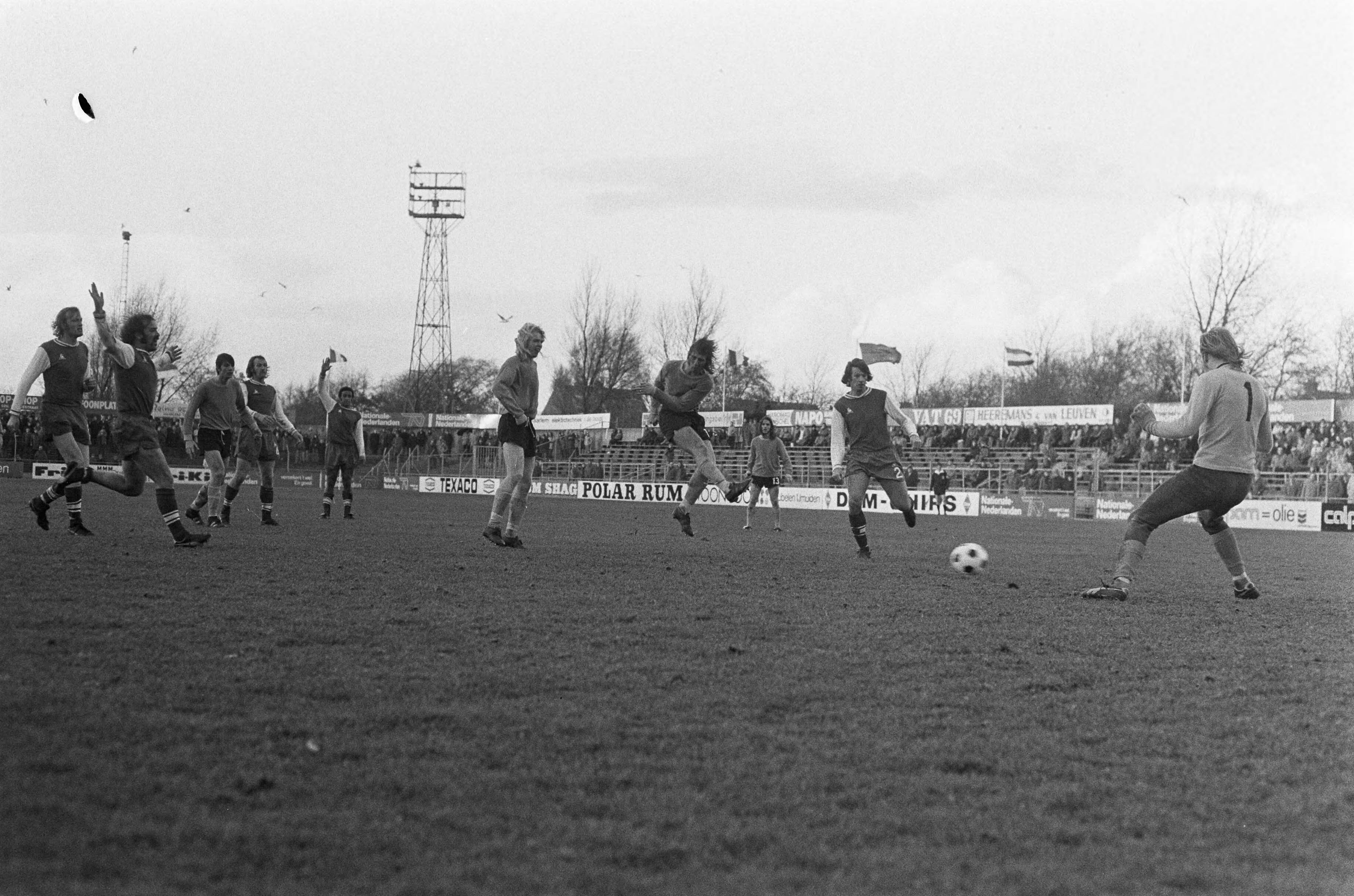 Haarlem tegen FC Den Haag: 0-1 — Spelmoment — Foto: Fotograaf Onbekend / Anefo. Licentie: Set B: Rechtenvrij / Publiek Domein. Bron: Nationaal Archief. http://hdl.handle.net/10648/ac3d6616-d0b4-102d-bcf8-003048976d84