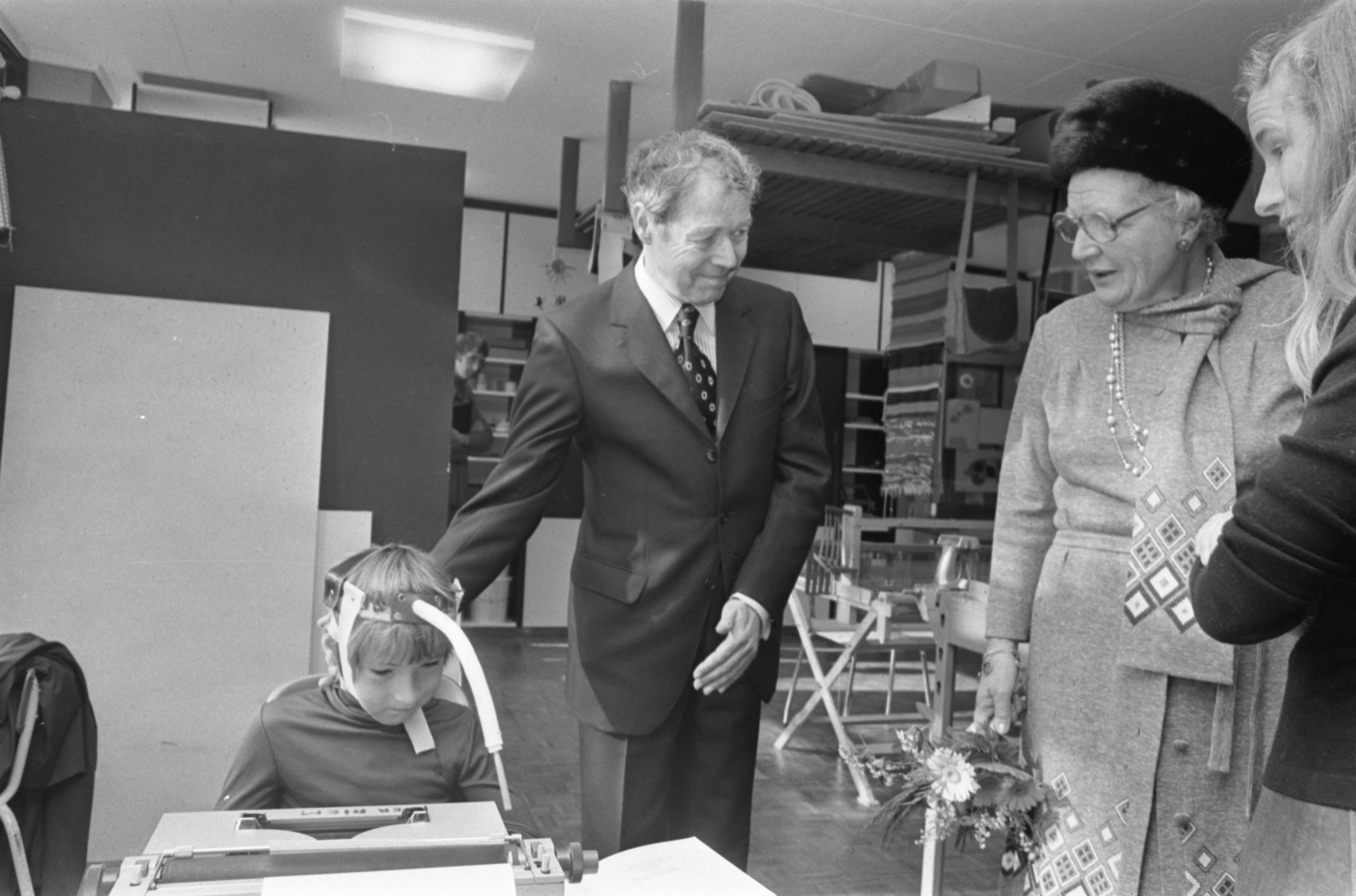 Fotocollectie Anefo — koningin Juliana bezoekt provincie Zeeland, aan het zeehospitium in Oostkapelle — Foto: Verhoeff, Bert / Anefo. Licentie: Set B: Rechtenvrij / Publiek Domein. Bron: Nationaal Archief. http://hdl.handle.net/10648/ac8e1282-d0b4-102d-bcf8-003048976d84