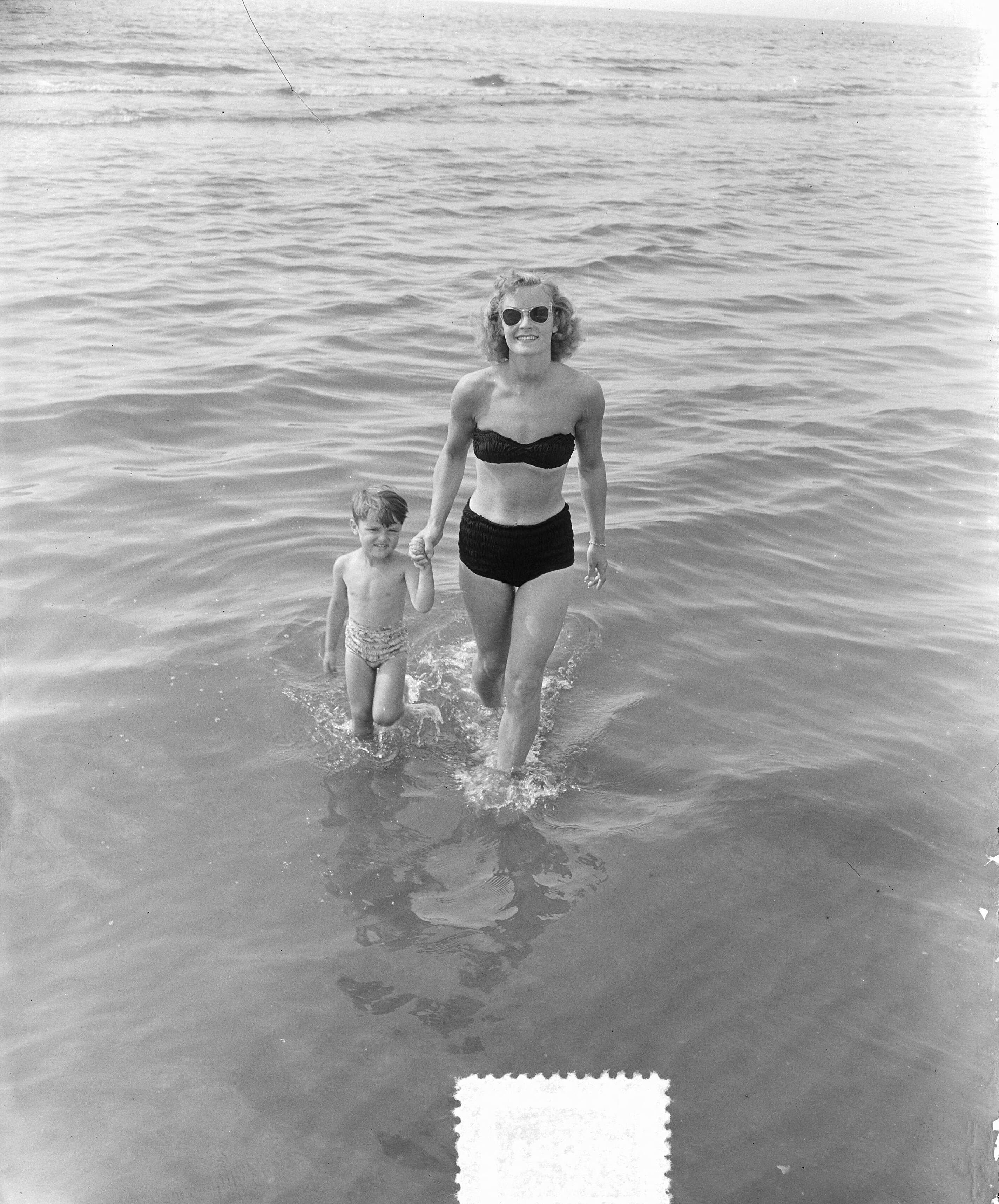 Fotocollectie Anefo — Zomerplaatjes aan strand van Zandvoort> moeder en kind in het water — Foto: Pot, Harry / Anefo. Licentie: Set B: Rechtenvrij / Publiek Domein. Bron: Nationaal Archief. http://hdl.handle.net/10648/a90e58a6-d0b4-102d-bcf8-003048976d84