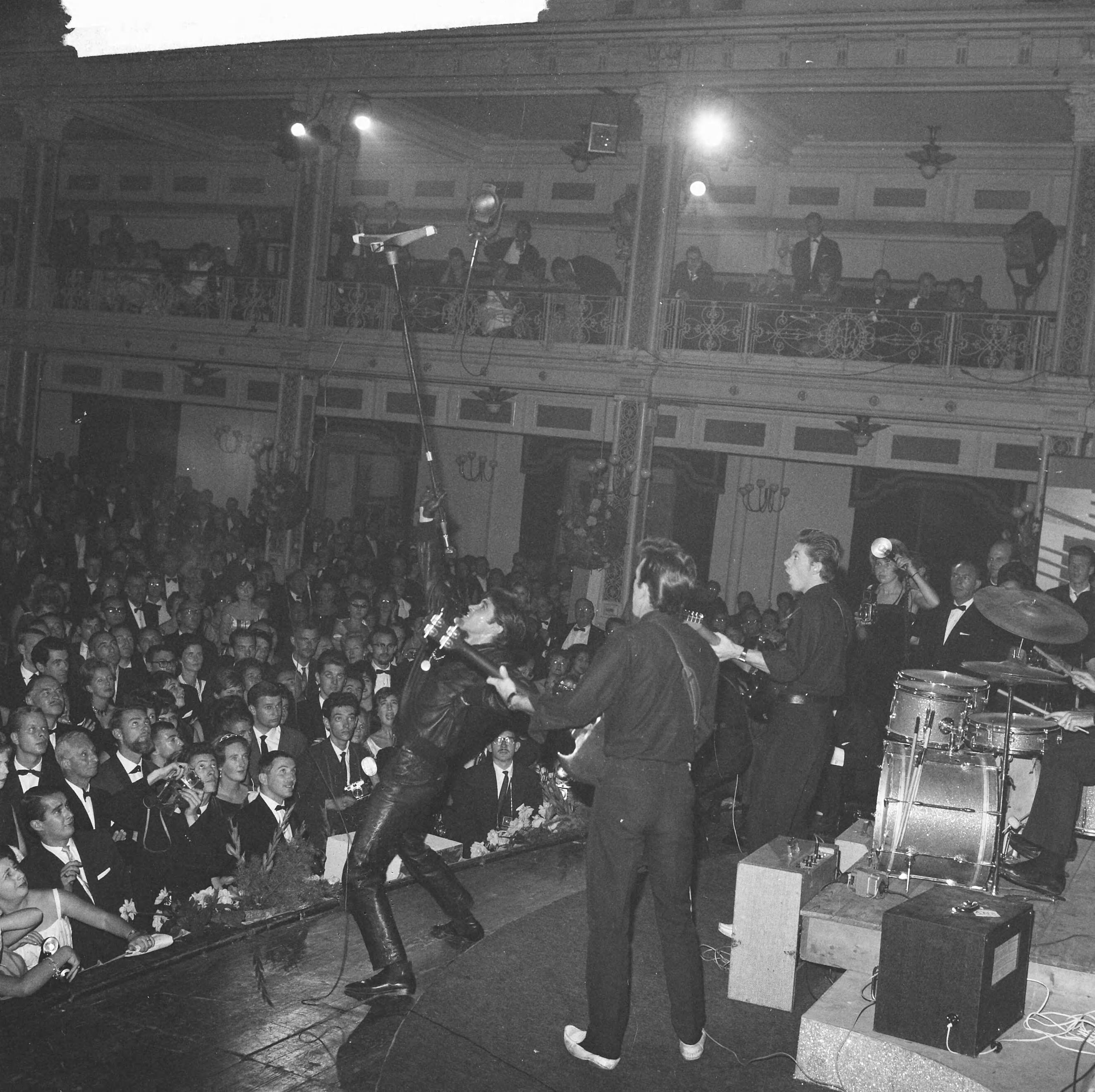 Grand Gala du Disque 1962 — Grand Gala du Disque. Optreden Vince Taylor and his Playboys — Foto: Koch, Eric / Anefo. Licentie: Set B: Rechtenvrij / Publiek Domein. Bron: Nationaal Archief. http://hdl.handle.net/10648/aa196362-d0b4-102d-bcf8-003048976d84