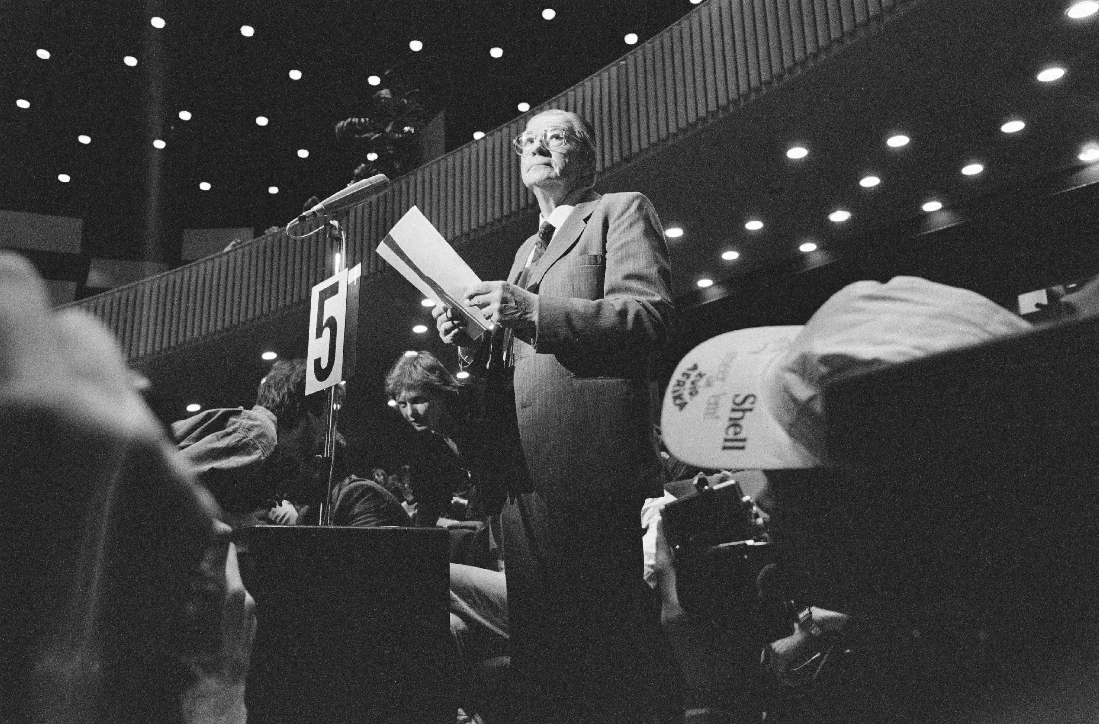Fotocollectie Anefo — Zuidafrikaanse ds. Beyers Naudé spreekt op de Shell aandeelhoudersvergadering in Den Haag — Foto: Bogaerts, Rob / Anefo. Licentie: Set B: Rechtenvrij / Publiek Domein. Bron: Nationaal Archief. http://hdl.handle.net/10648/ad72b982-d0b4-102d-bcf8-003048976d84