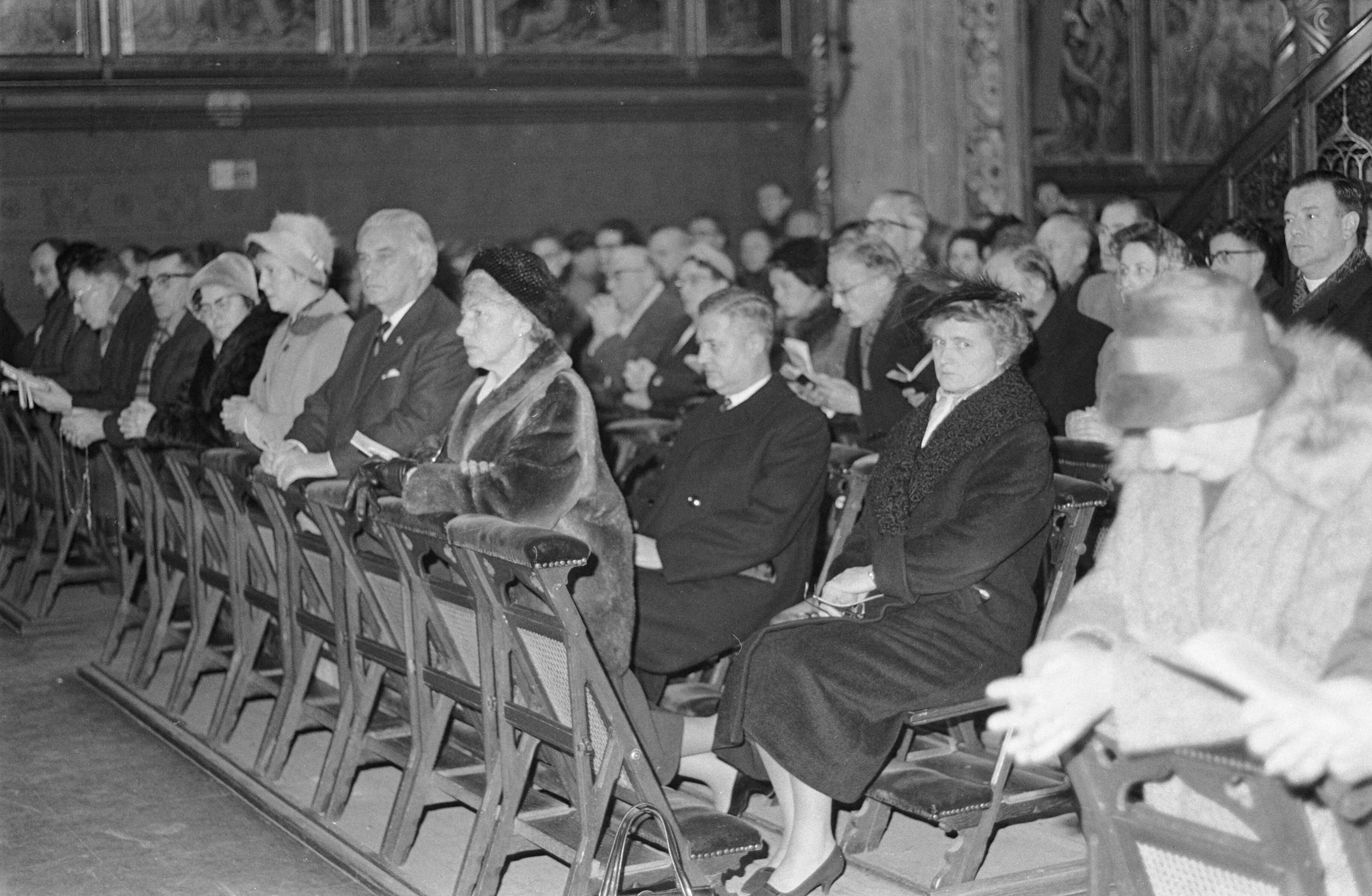 Treinramp bij Harmelen (1962) — Treinramp te Harmelen. Requiemmis voor slachtoffers treinramp in Utrecht. Minister Klompé (rechts) en ir. Lohmann, president-directeur van de N.S. — Foto: Rossem, Wim van / Anefo. Licentie: Set B: Rechtenvrij / Publiek Domein. Bron: Nationaal Archief. http://hdl.handle.net/10648/a9f3a618-d0b4-102d-bcf8-003048976d84